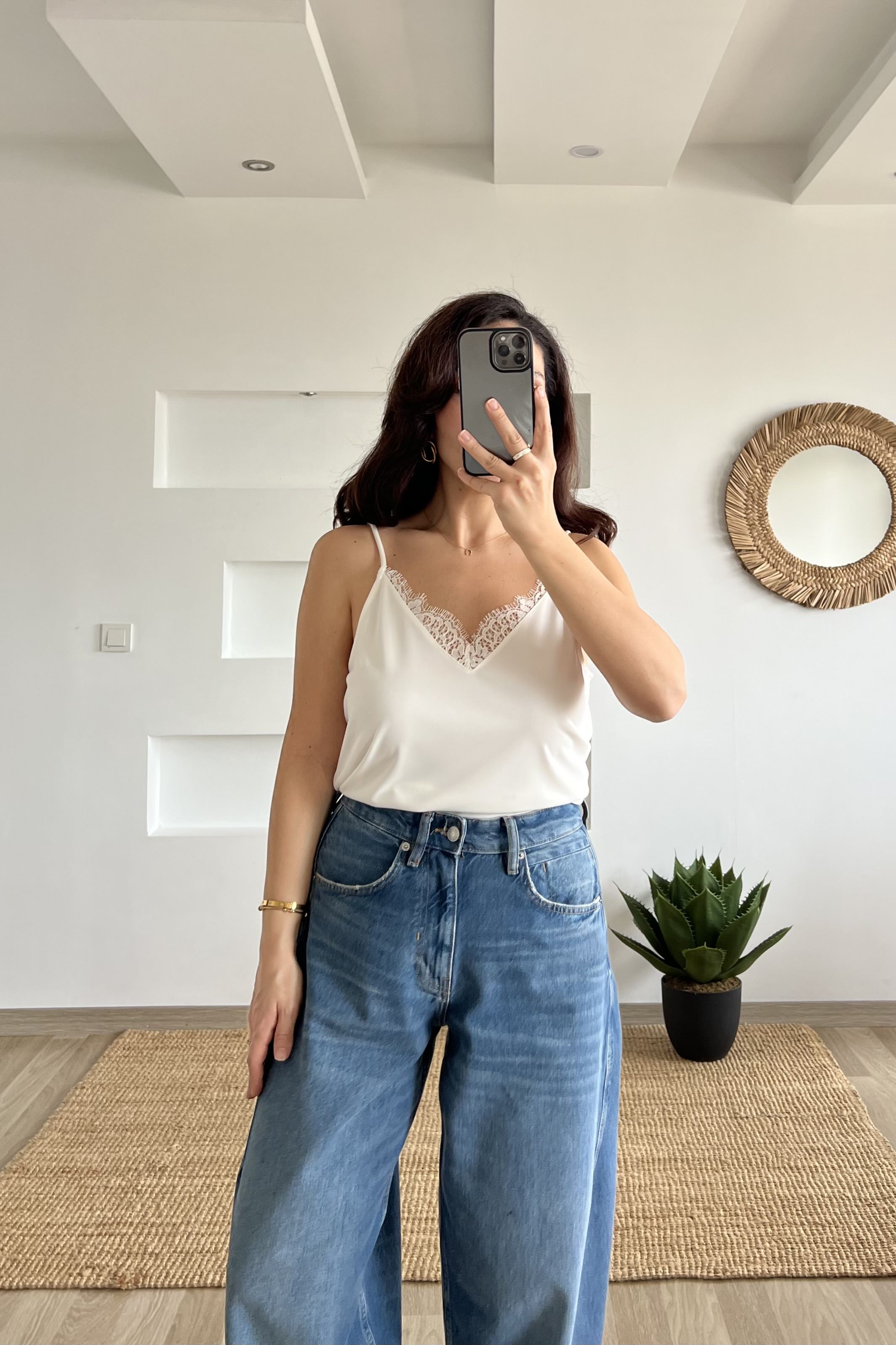 Ekru Dantel Detaylı Askılı Bluz uygun fiyatlarda www.butikhola.com adresinde