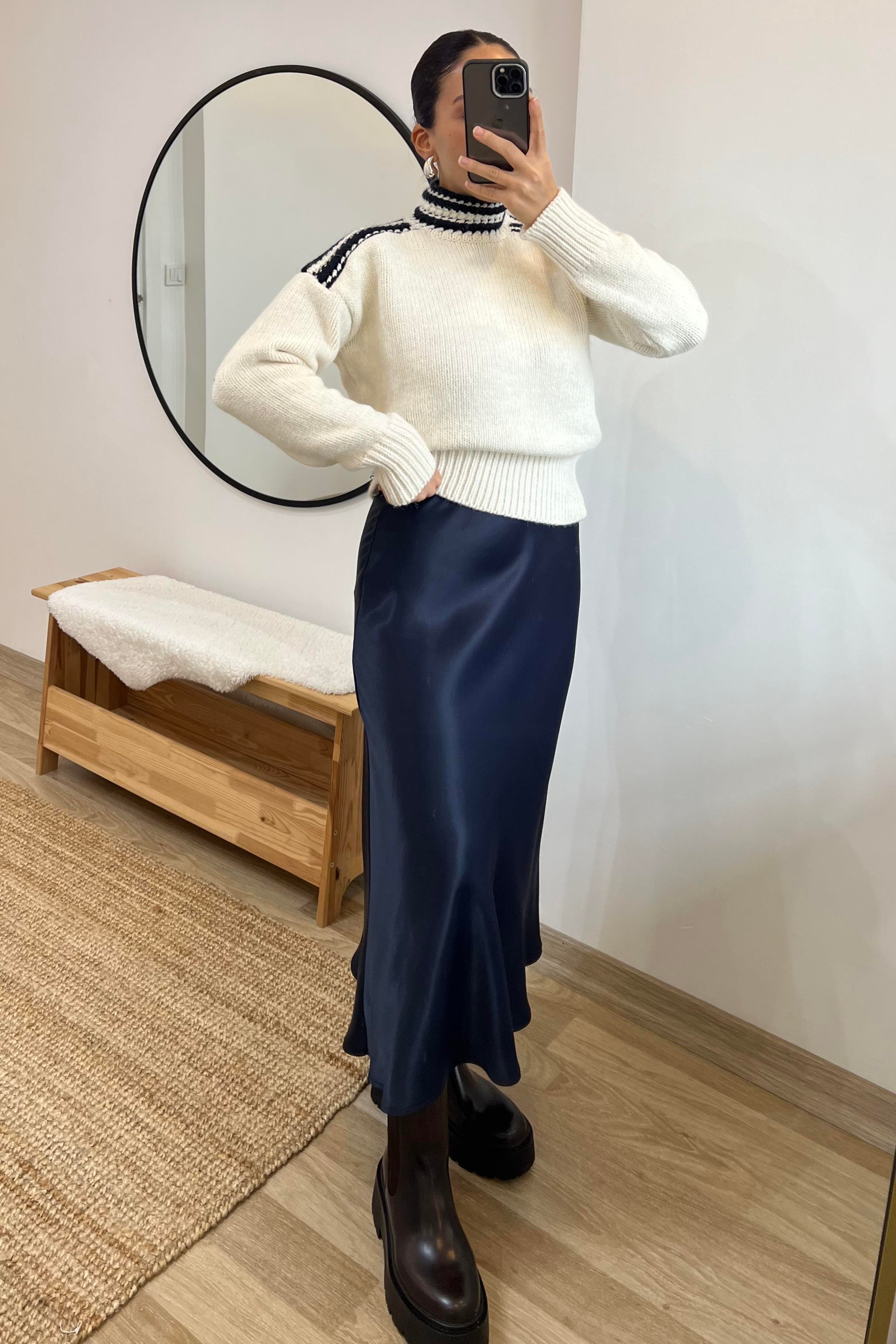 Ekru Lacivert Biye Detaylı Dik Yaka Kazak uygun fiyatlarda www.butikhola.com adresinde