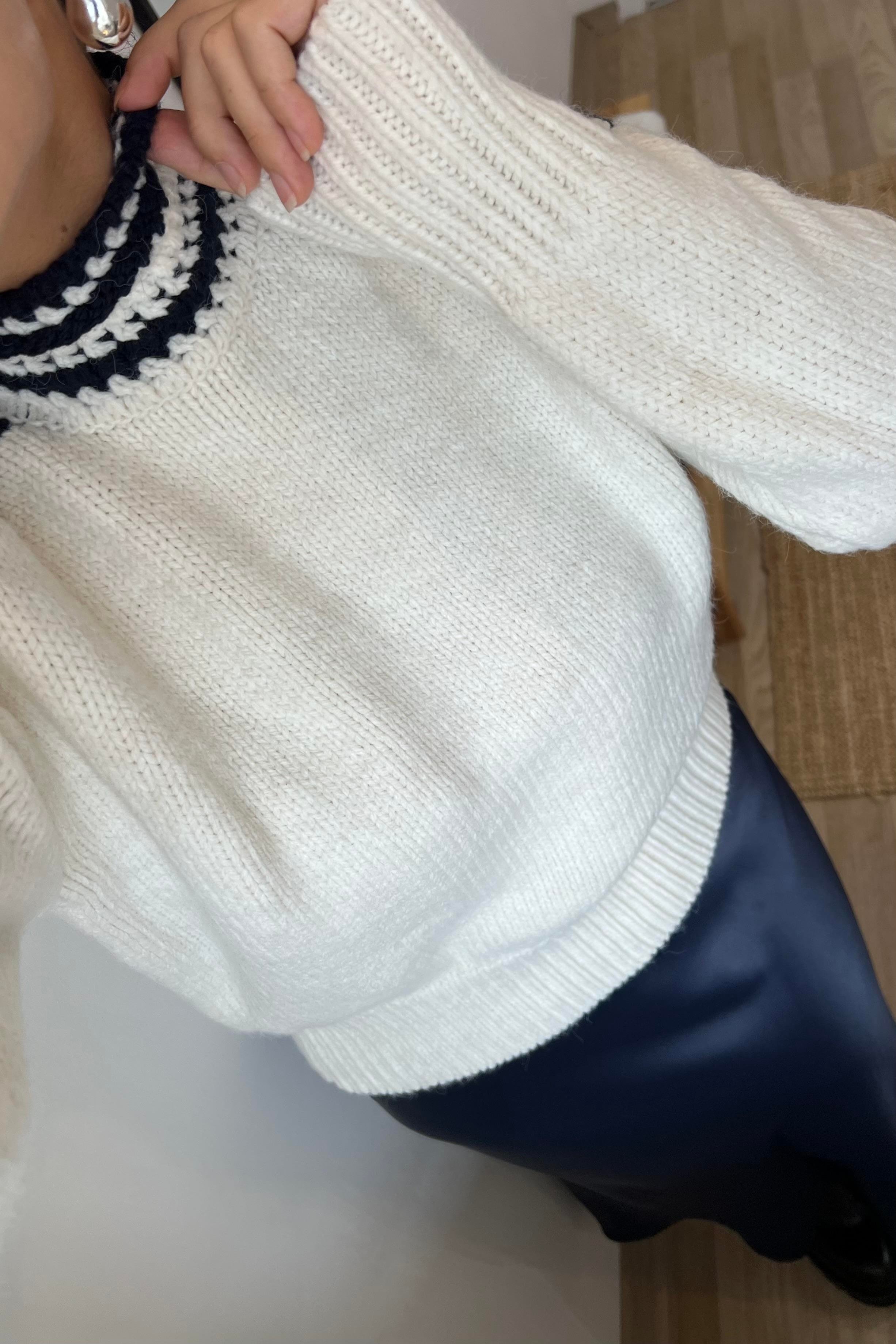 Ekru Lacivert Biye Detaylı Dik Yaka Kazak uygun fiyatlarda www.butikhola.com adresinde