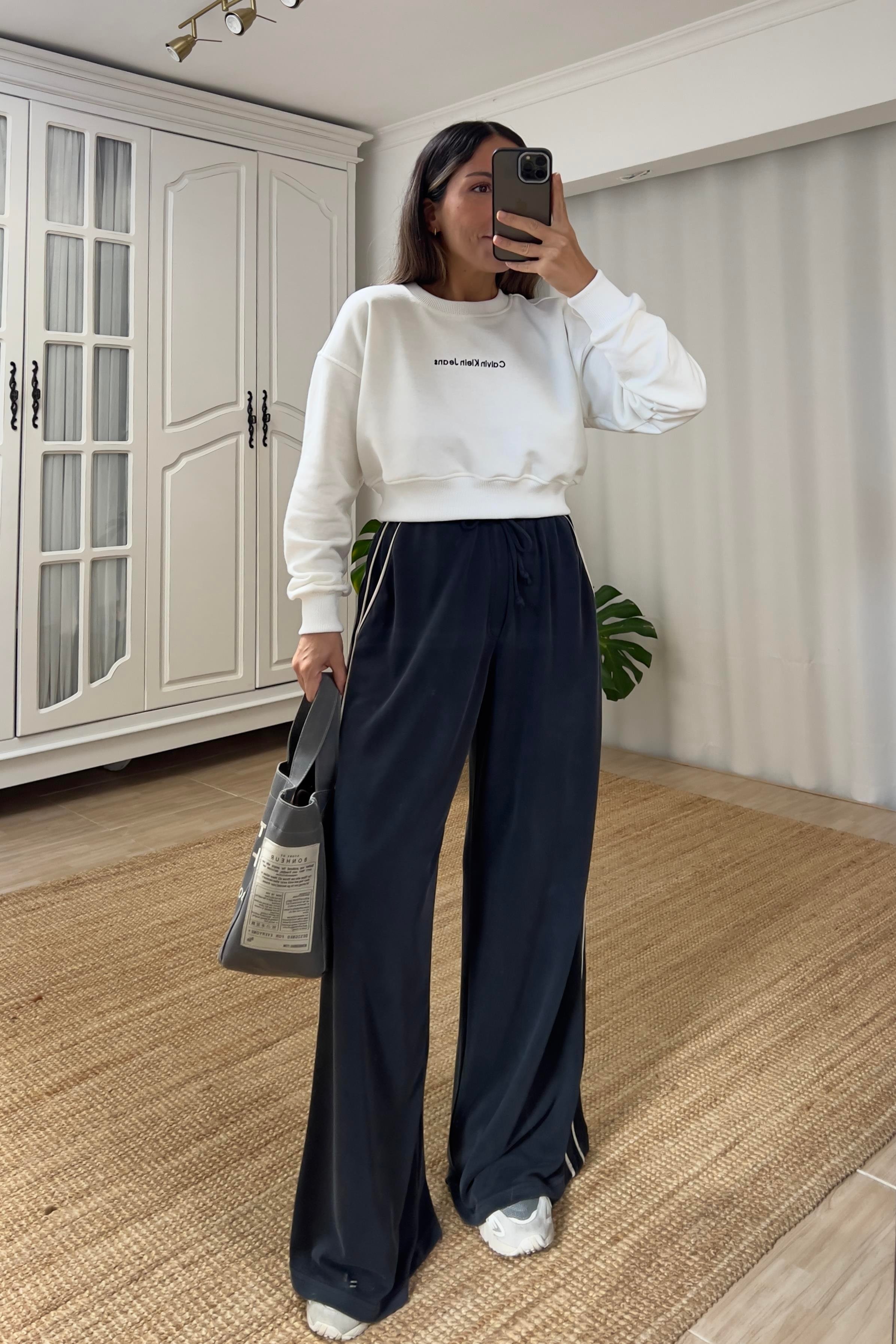 Ekru Logo Nakışlı Crop Sweatshirt uygun fiyatlarda www.butikhola.com adresinde