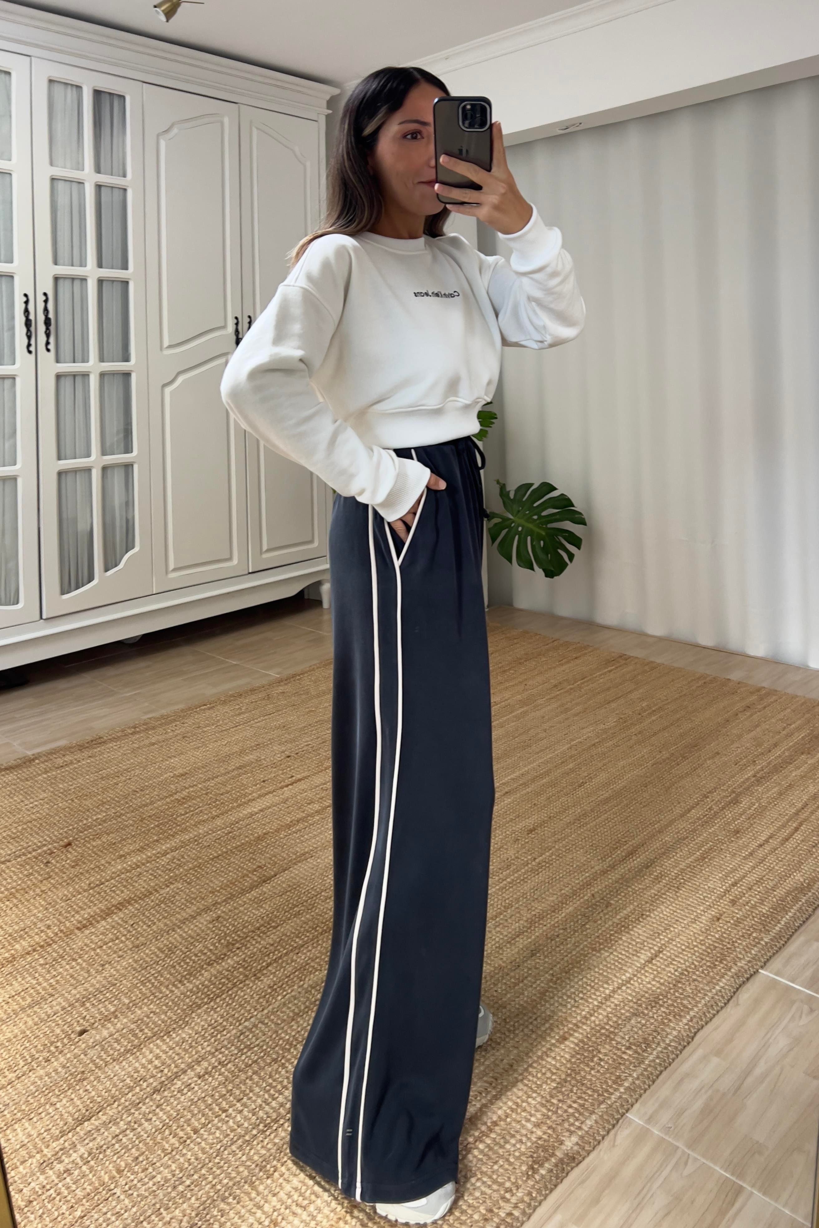 Ekru Logo Nakışlı Crop Sweatshirt uygun fiyatlarda www.butikhola.com adresinde