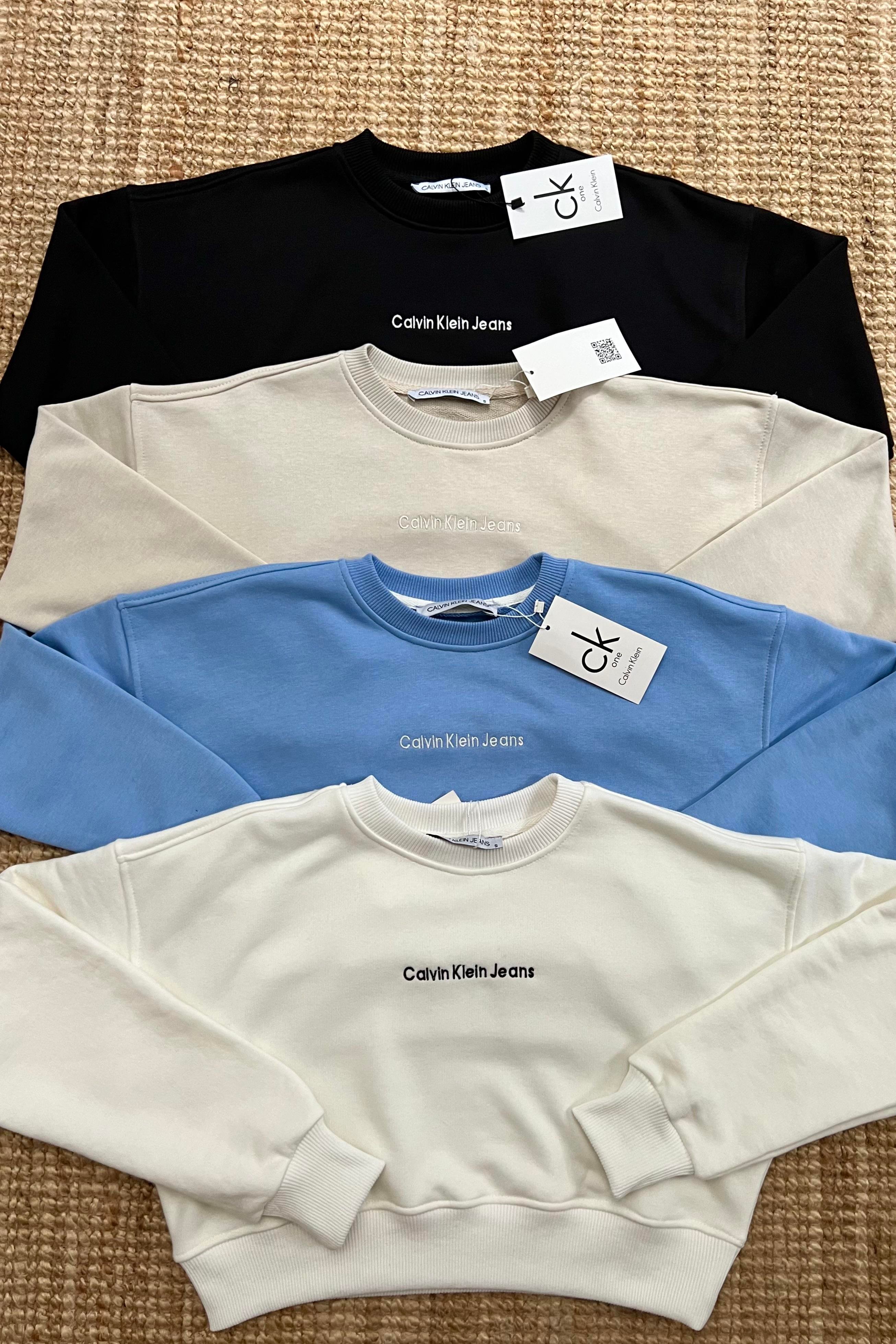 Ekru Logo Nakışlı Crop Sweatshirt uygun fiyatlarda www.butikhola.com adresinde