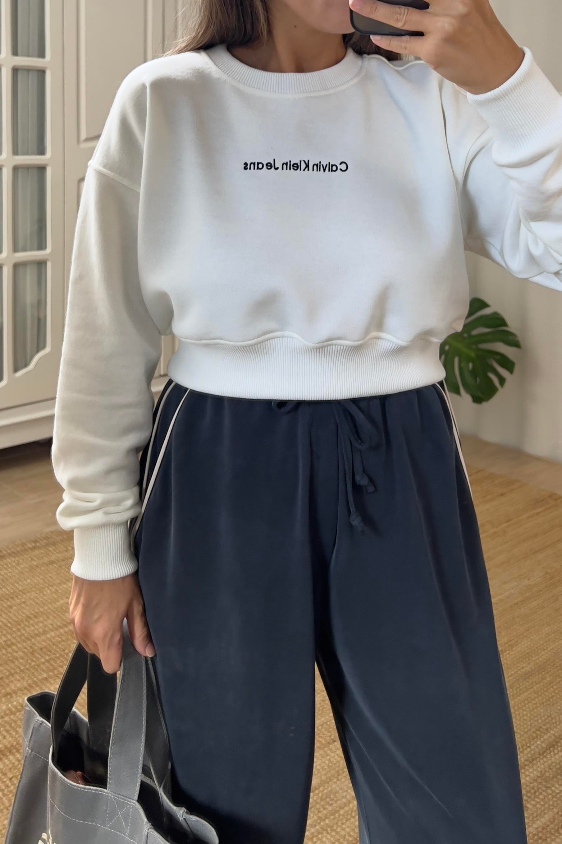 Ekru Logo Nakışlı Crop Sweatshirt uygun fiyatlarda www.butikhola.com adresinde