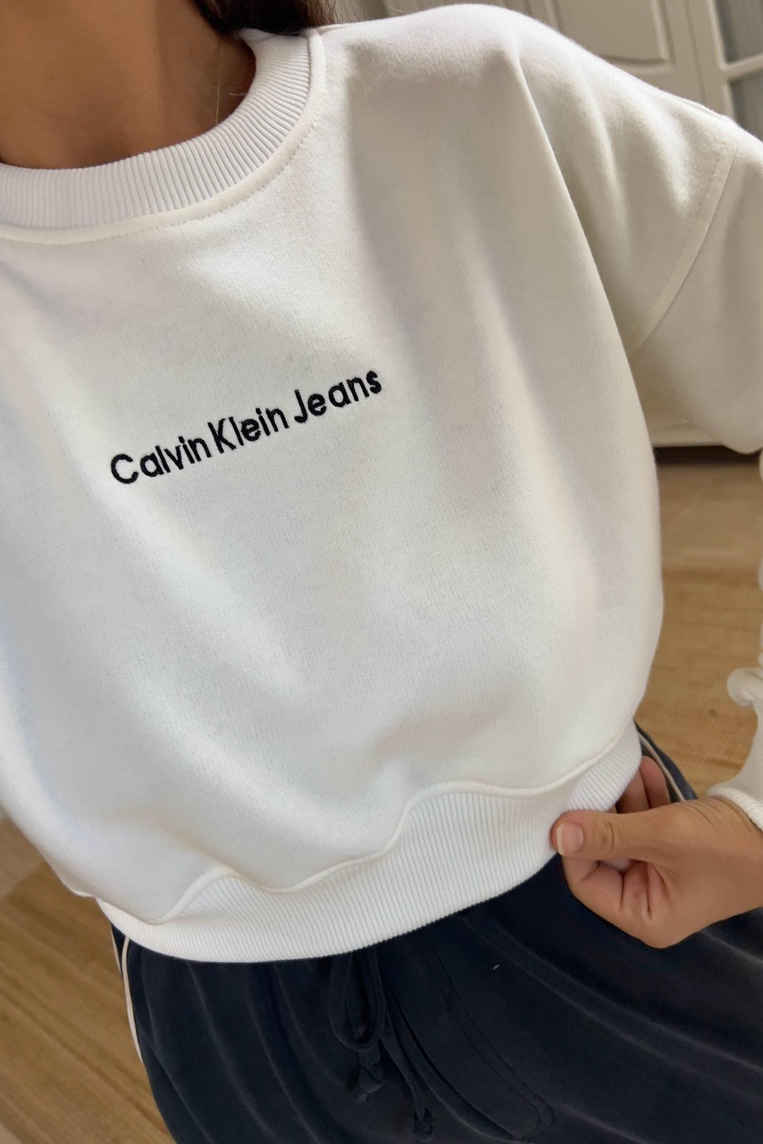 Ekru Logo Nakışlı Crop Sweatshirt uygun fiyatlarda www.butikhola.com adresinde