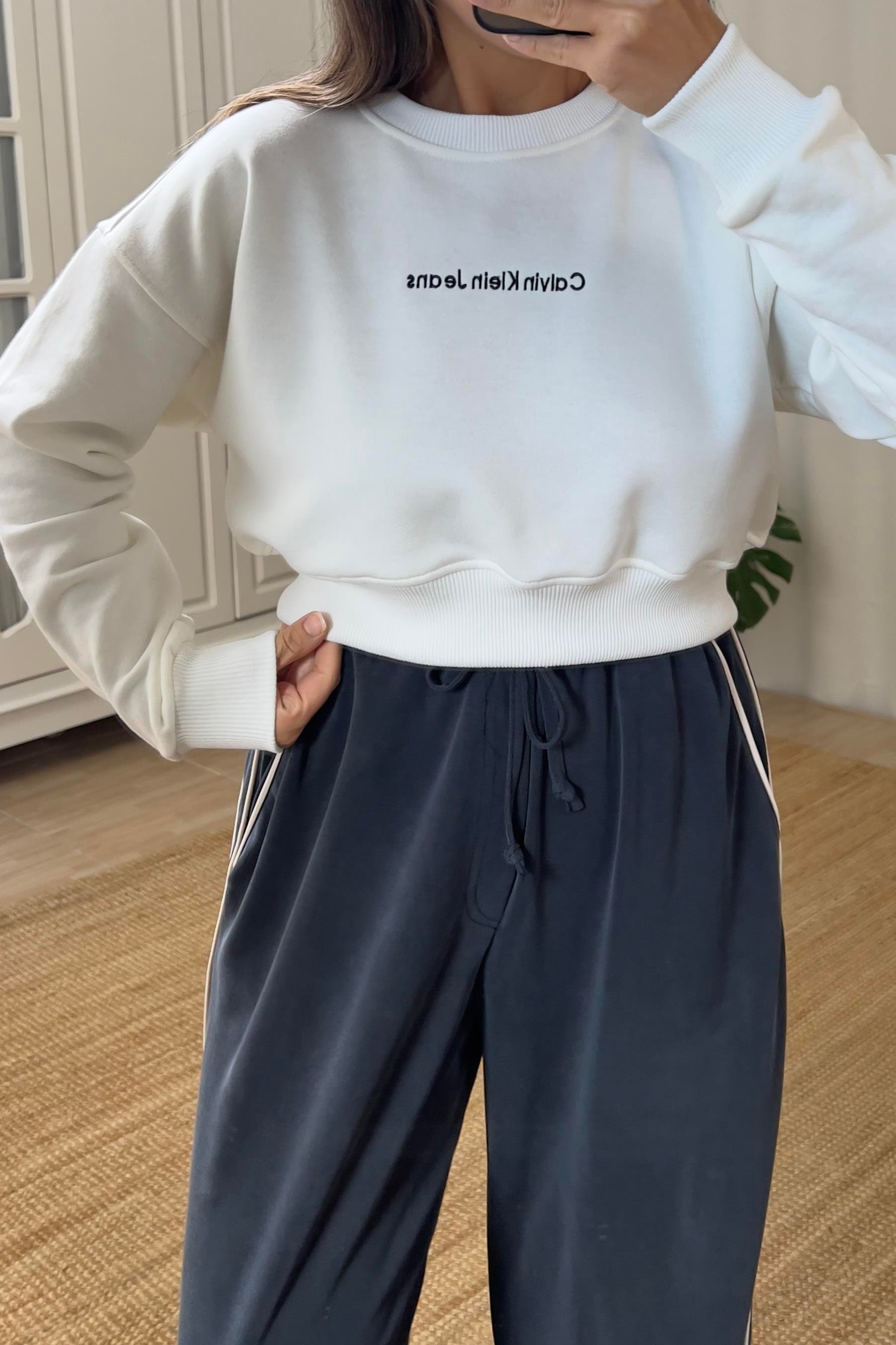 Ekru Logo Nakışlı Crop Sweatshirt uygun fiyatlarda www.butikhola.com adresinde