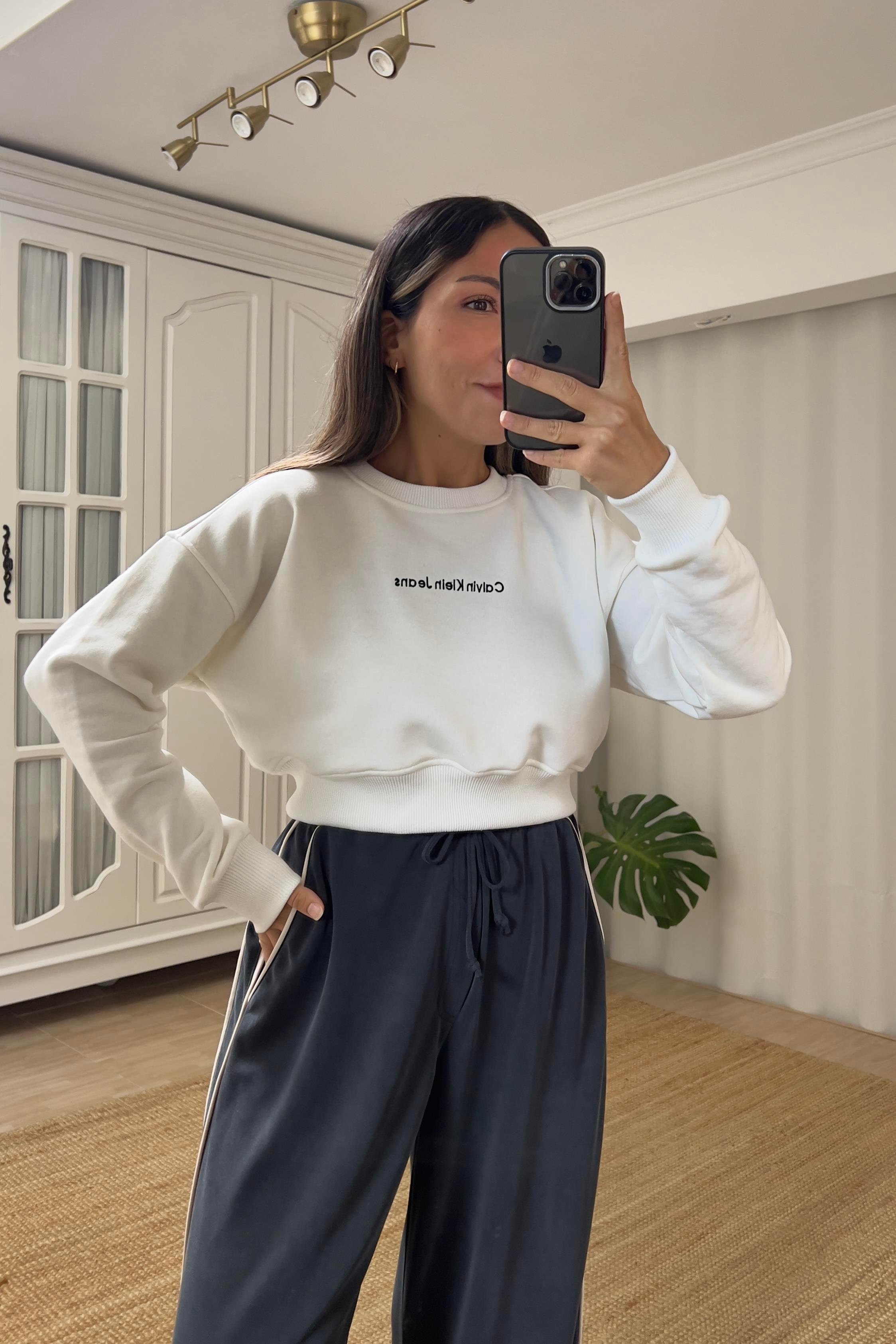 Ekru Logo Nakışlı Crop Sweatshirt uygun fiyatlarda www.butikhola.com adresinde