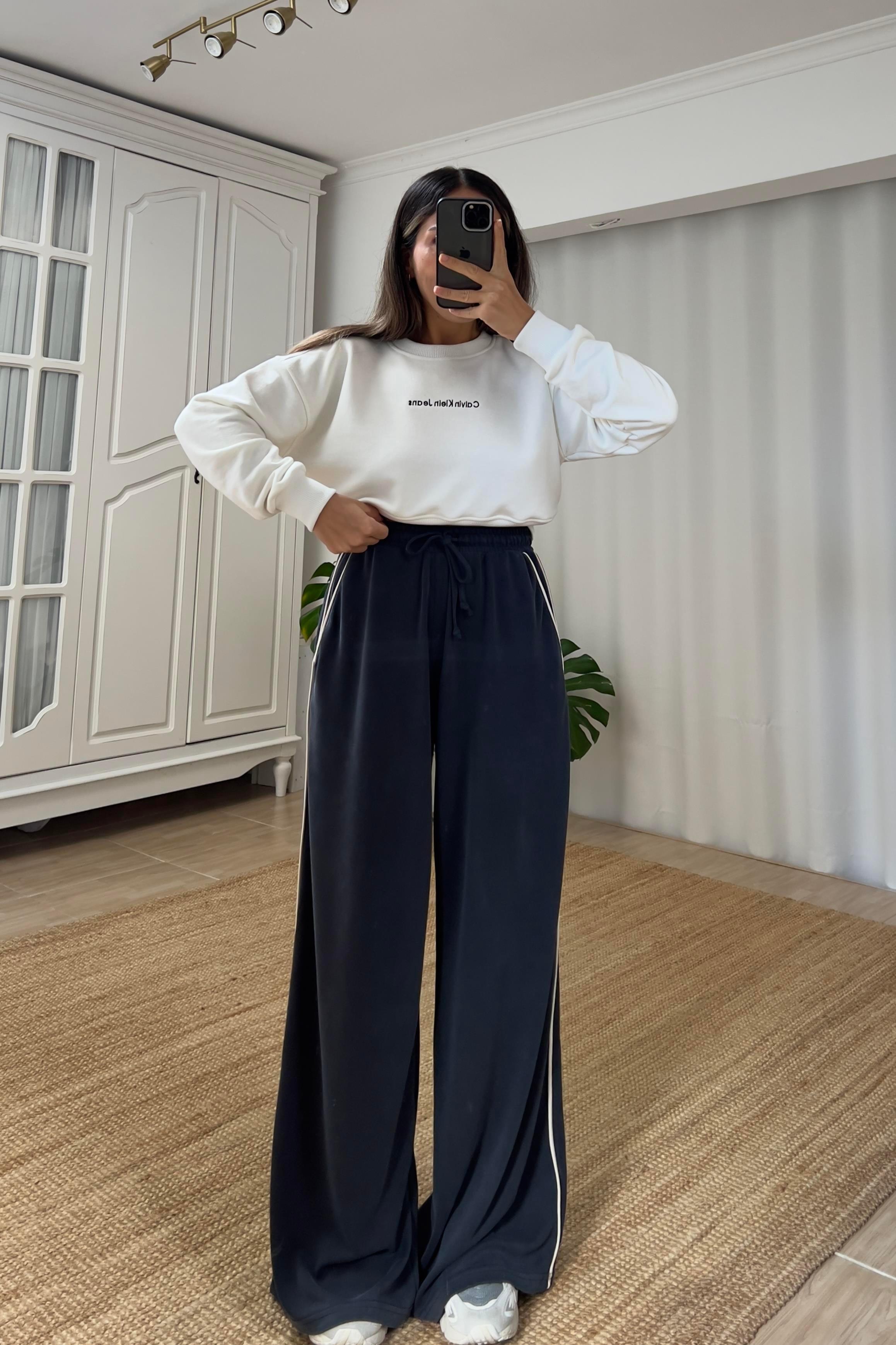 Ekru Logo Nakışlı Crop Sweatshirt uygun fiyatlarda www.butikhola.com adresinde