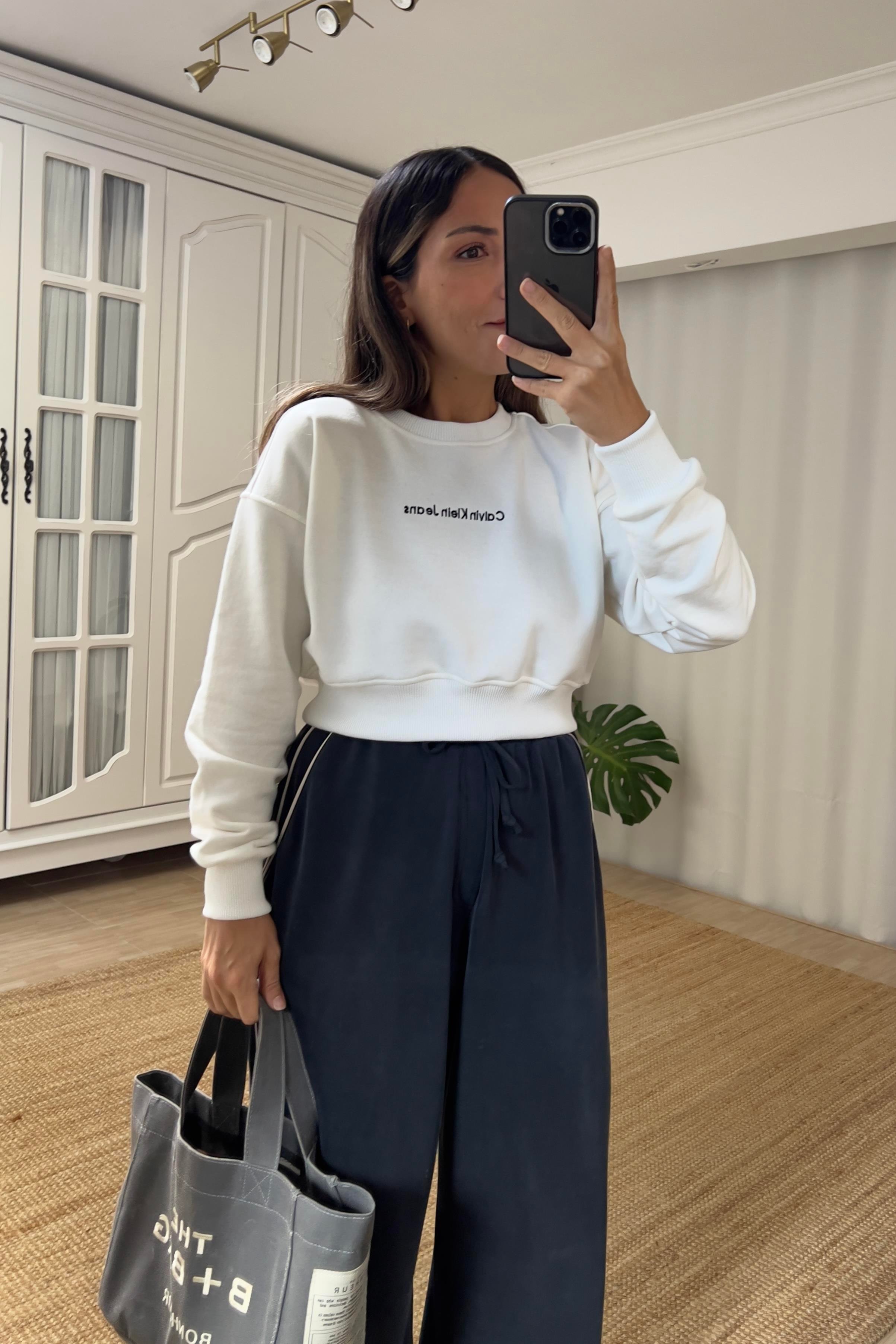 Ekru Logo Nakışlı Crop Sweatshirt uygun fiyatlarda www.butikhola.com adresinde