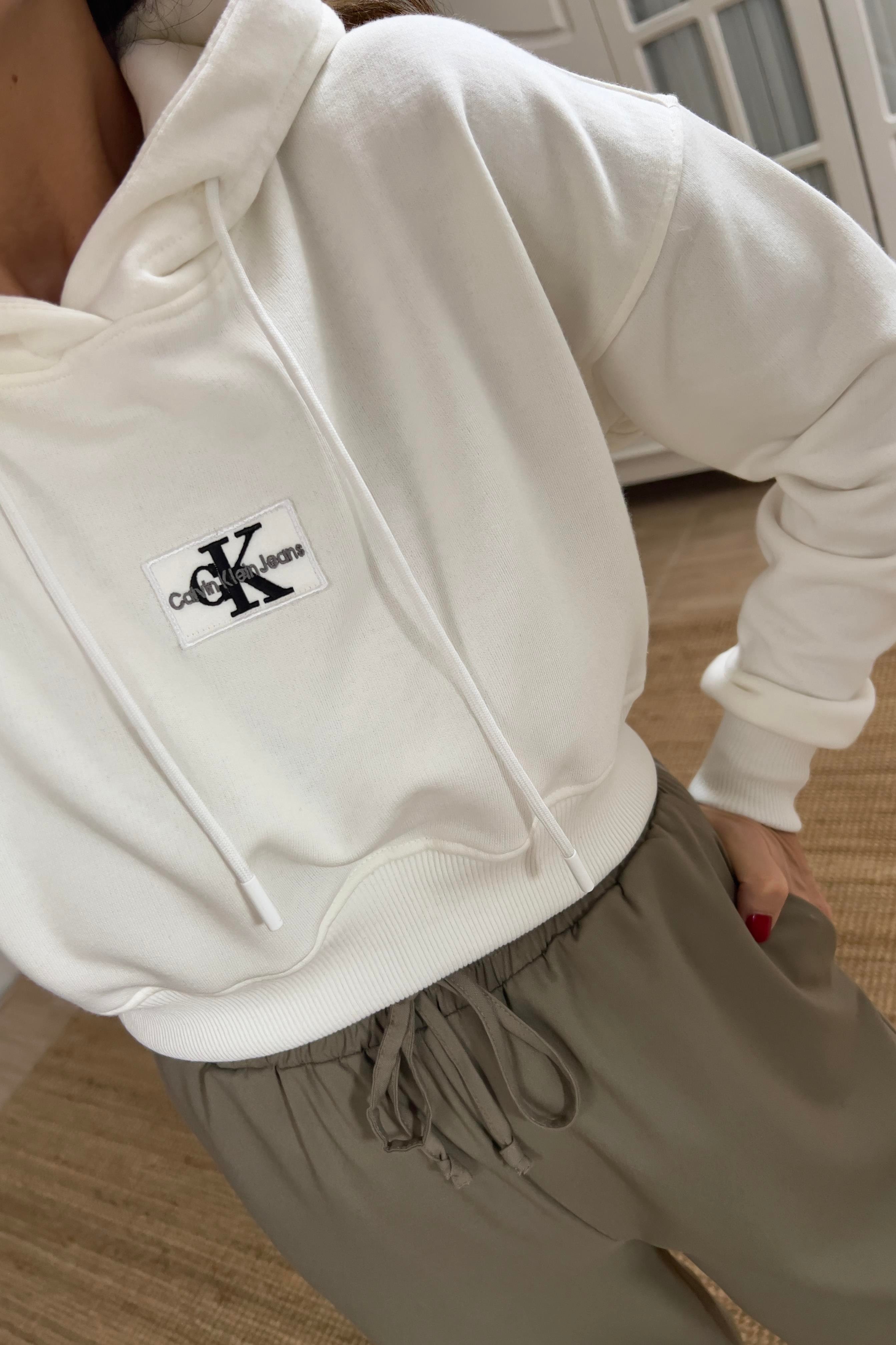 Ekru Logo Nakışlı Kapüşonlu Crop Sweatshirt uygun fiyatlarda www.butikhola.com adresinde
