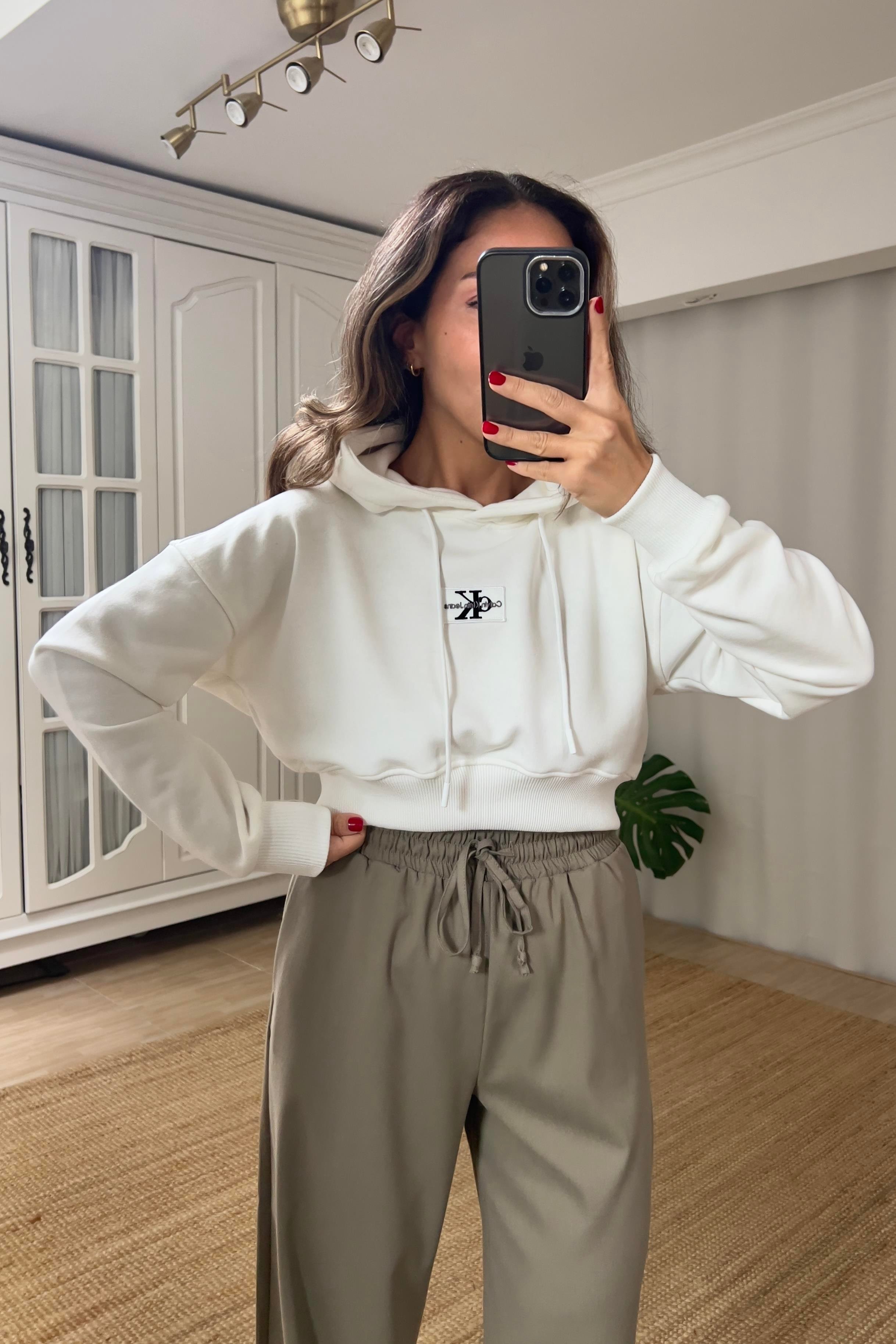 Ekru Logo Nakışlı Kapüşonlu Crop Sweatshirt uygun fiyatlarda www.butikhola.com adresinde