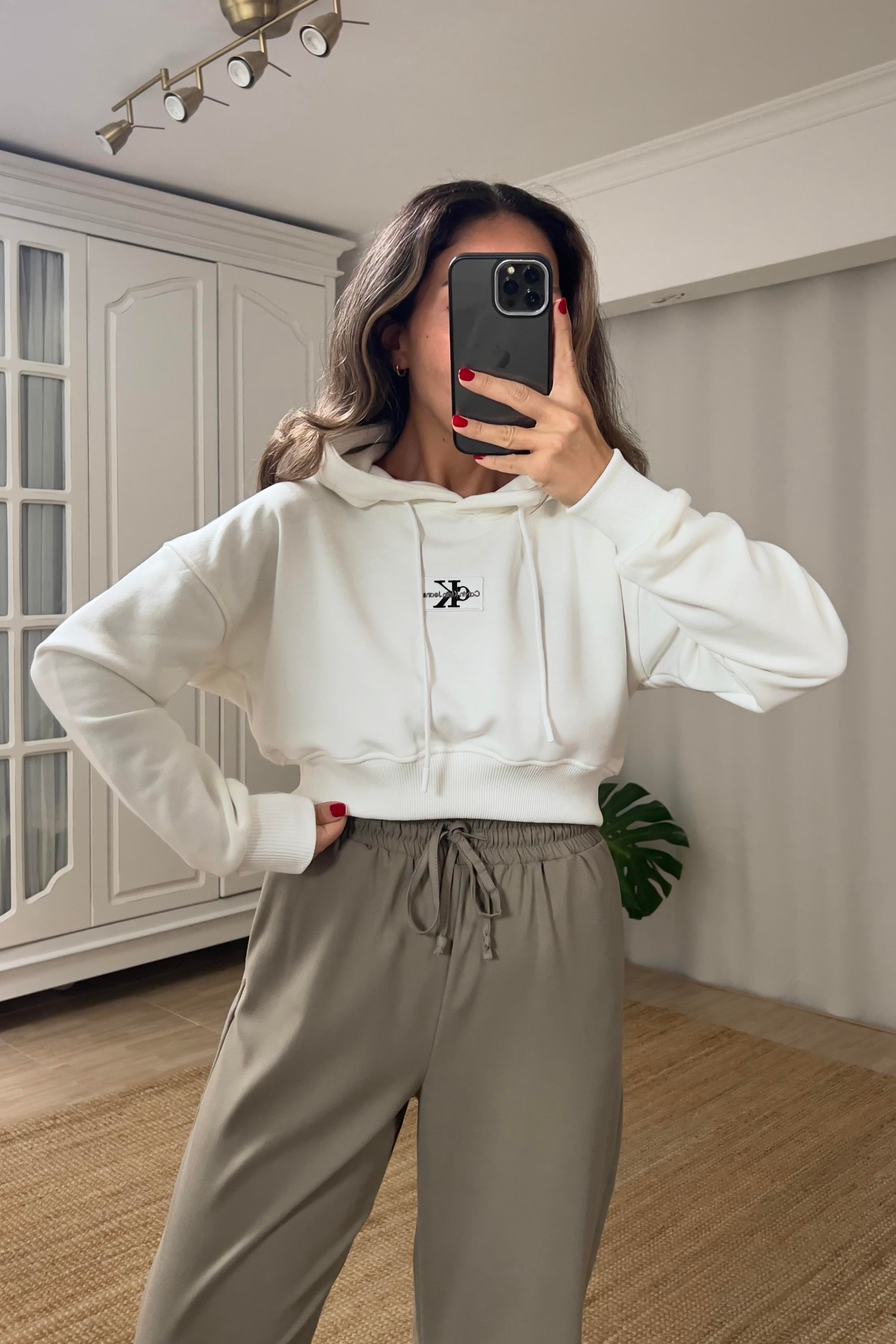 Ekru Logo Nakışlı Kapüşonlu Crop Sweatshirt uygun fiyatlarda www.butikhola.com adresinde