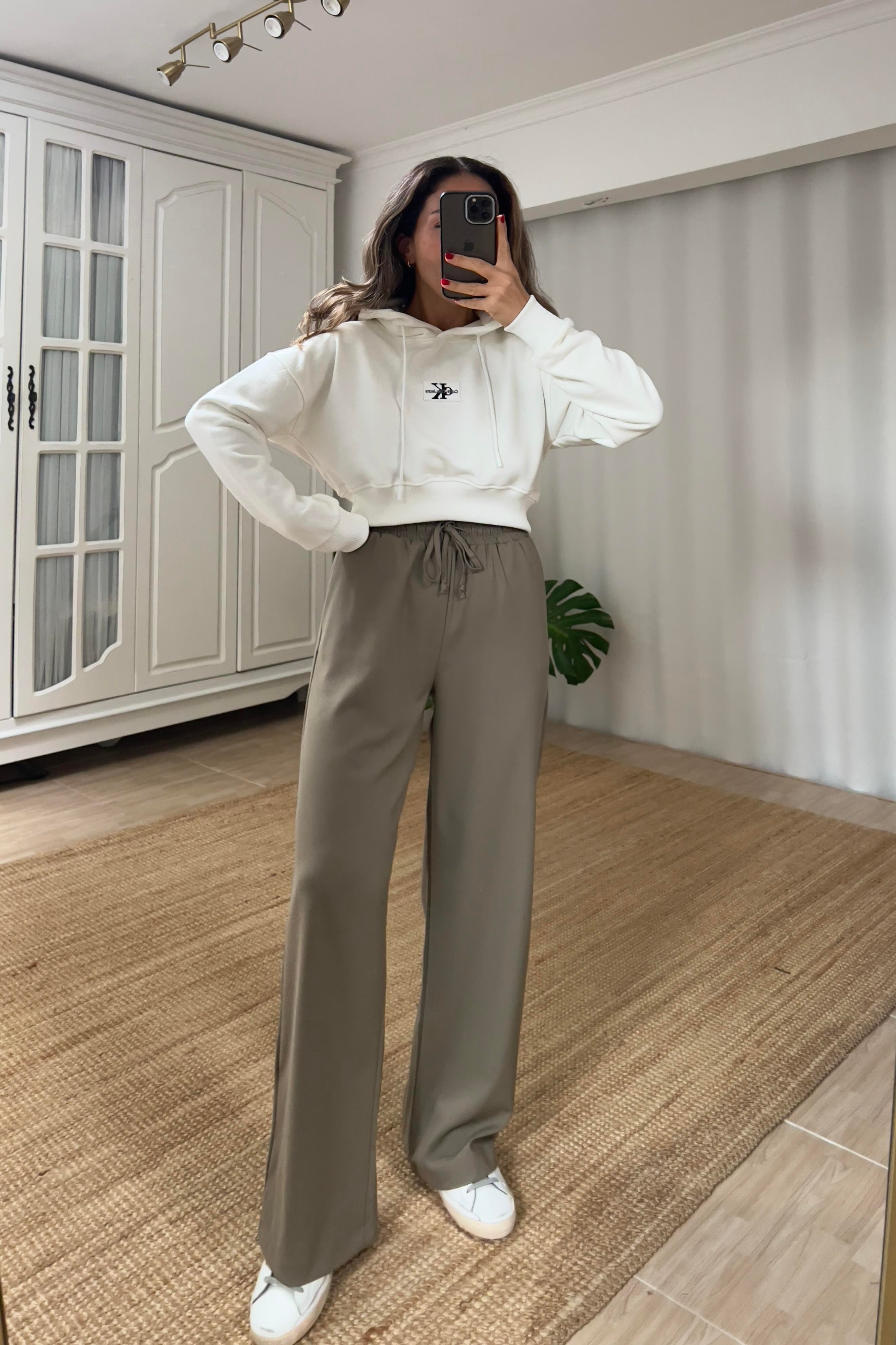 Ekru Logo Nakışlı Kapüşonlu Crop Sweatshirt uygun fiyatlarda www.butikhola.com adresinde
