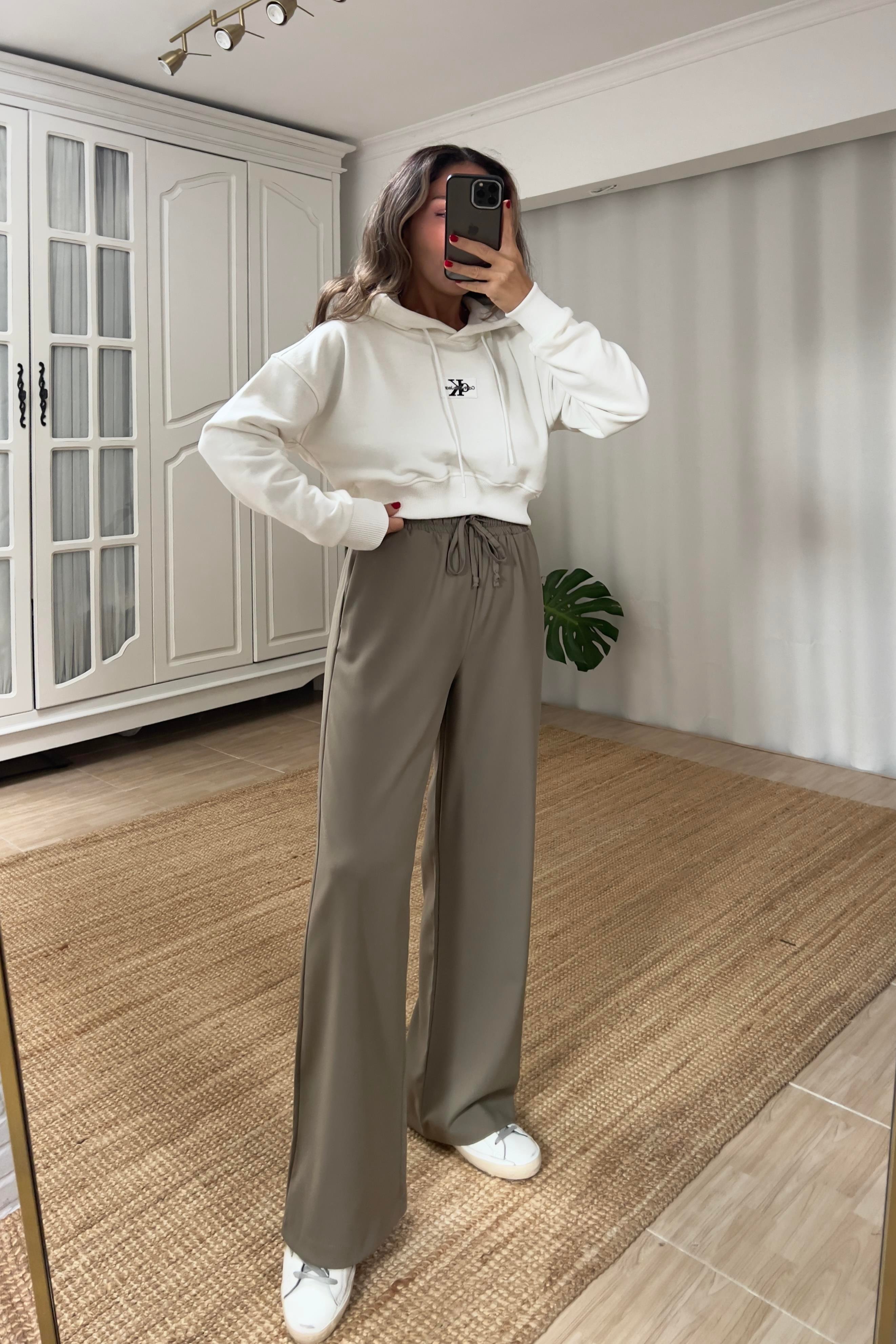 Ekru Logo Nakışlı Kapüşonlu Crop Sweatshirt uygun fiyatlarda www.butikhola.com adresinde