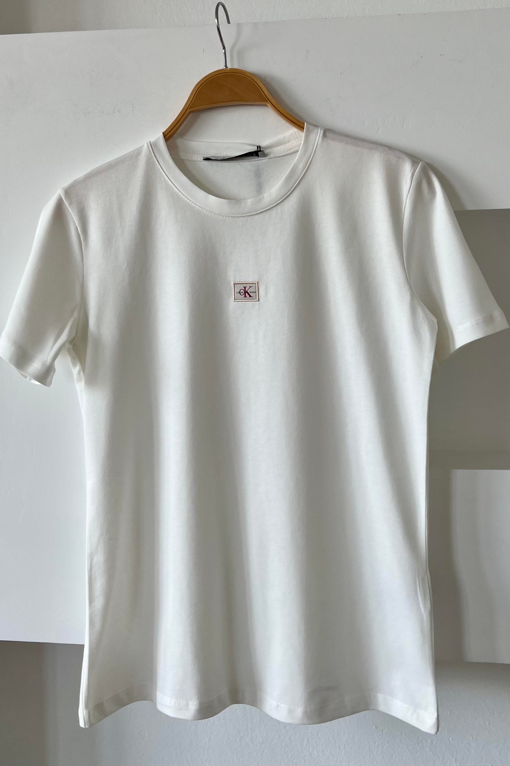 Ekru Mini Logo Nakışlı Tshirt uygun fiyatlarda www.butikhola.com adresinde