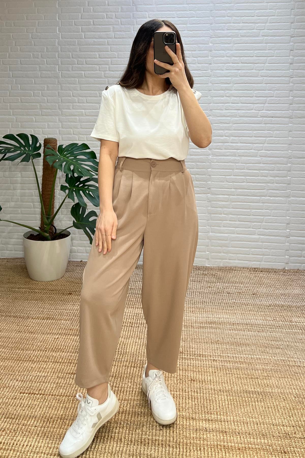 Ekru Vatkalı Düğme Detaylı Tshirt uygun fiyatlarda www.butikhola.com adresinde