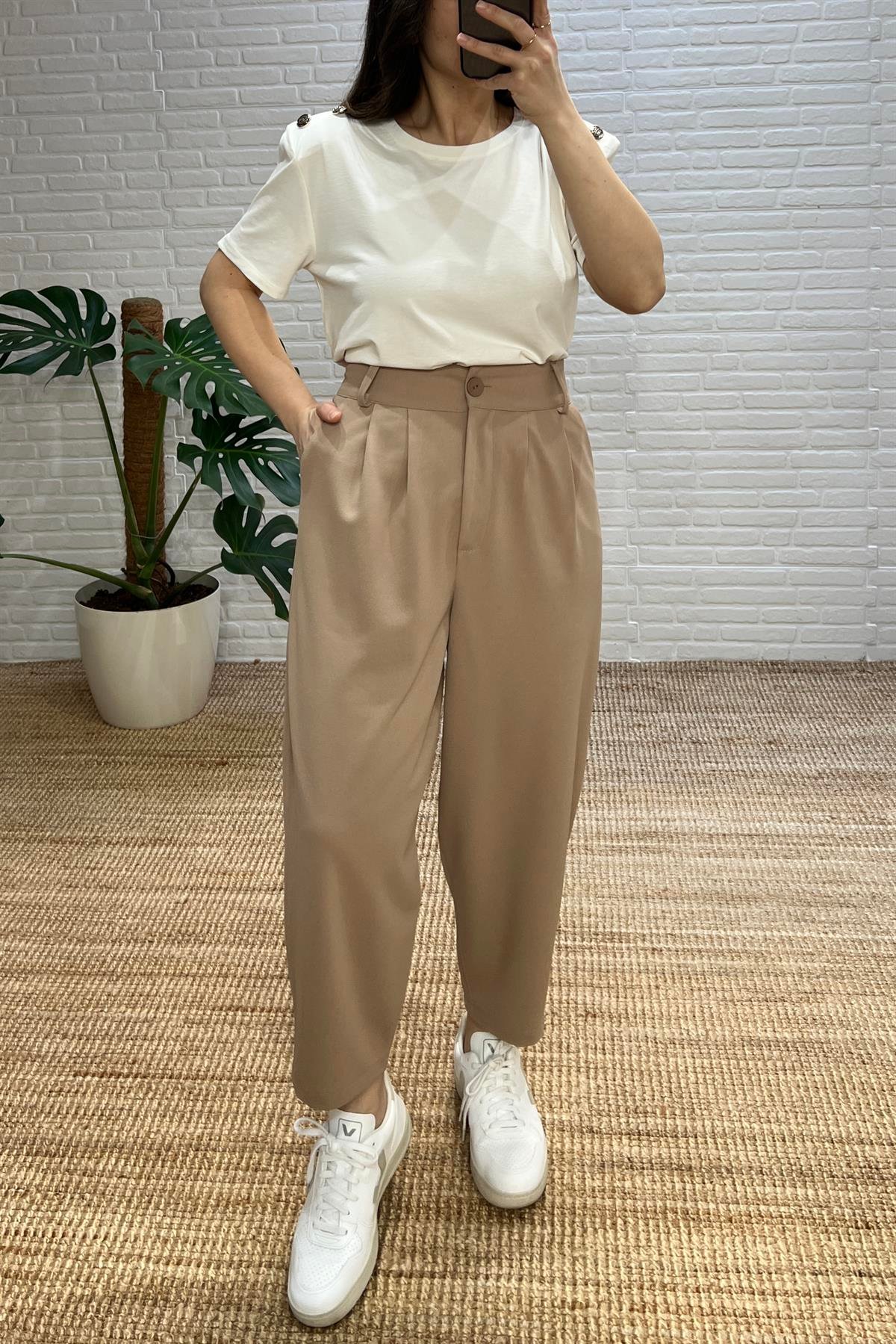 Ekru Vatkalı Düğme Detaylı Tshirt uygun fiyatlarda www.butikhola.com adresinde