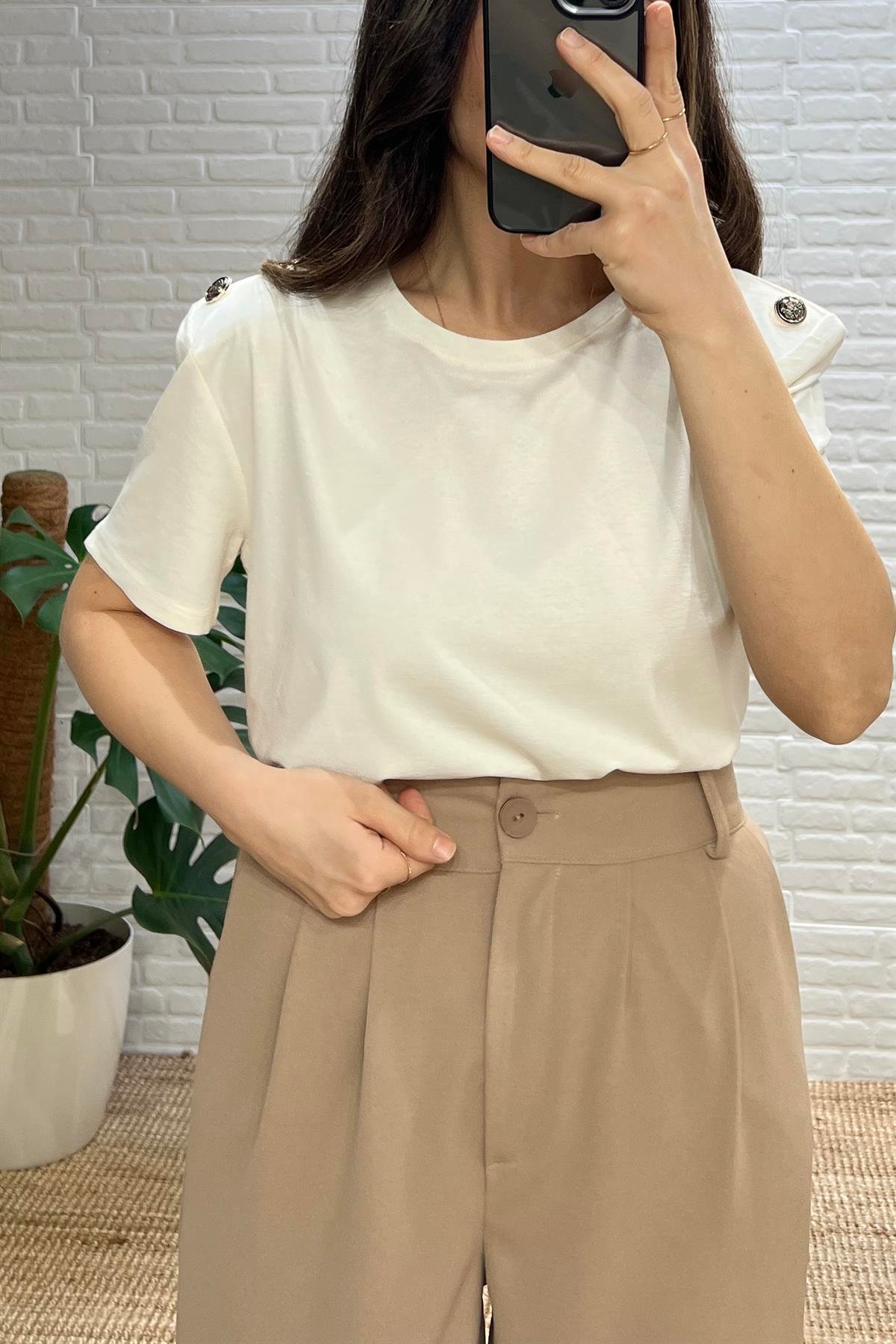 Ekru Vatkalı Düğme Detaylı Tshirt uygun fiyatlarda www.butikhola.com adresinde