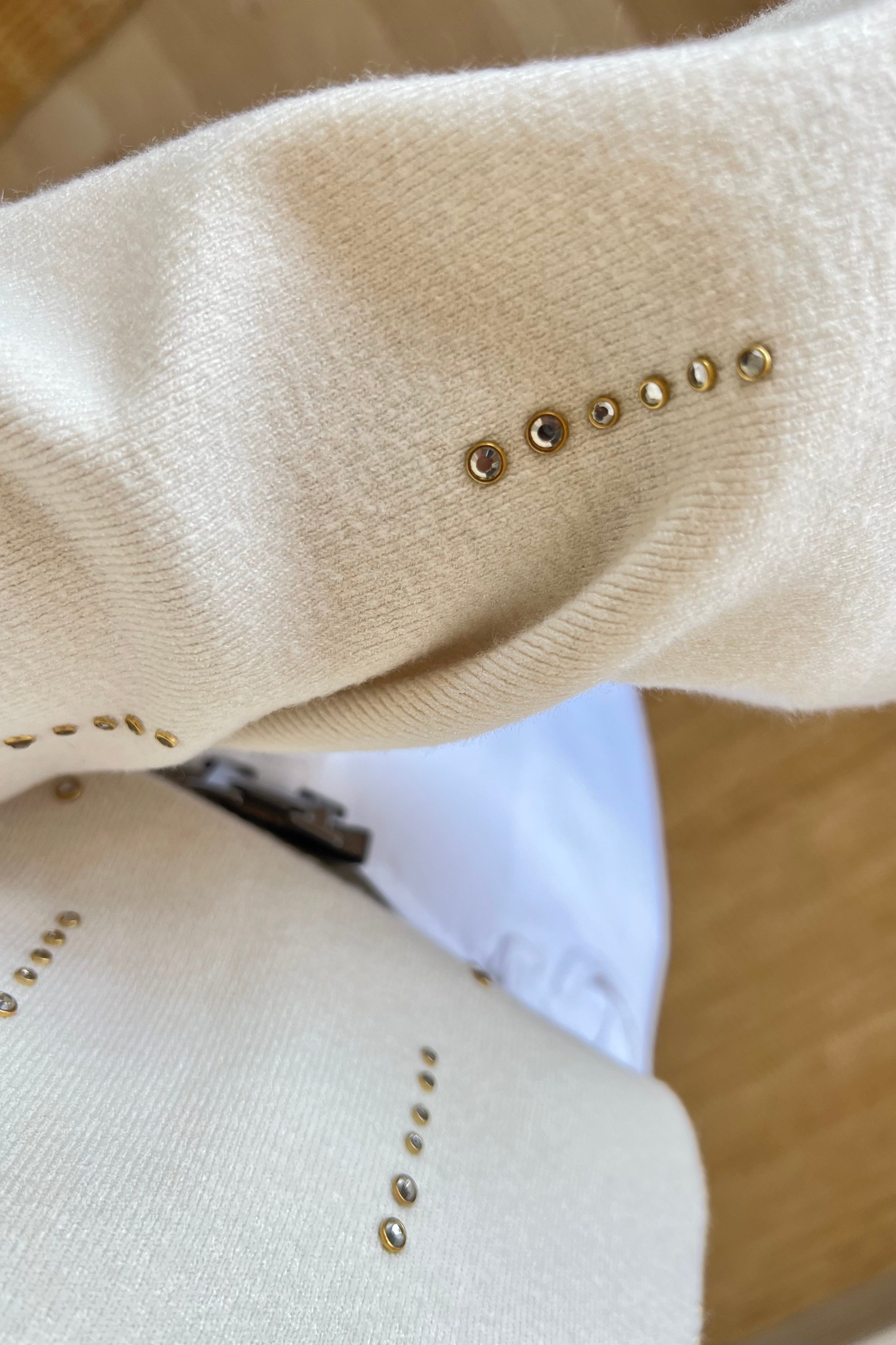 Ekru Yumuşak Dokulu Taş İşlemeli İnce Bluz uygun fiyatlarda www.butikhola.com adresinde