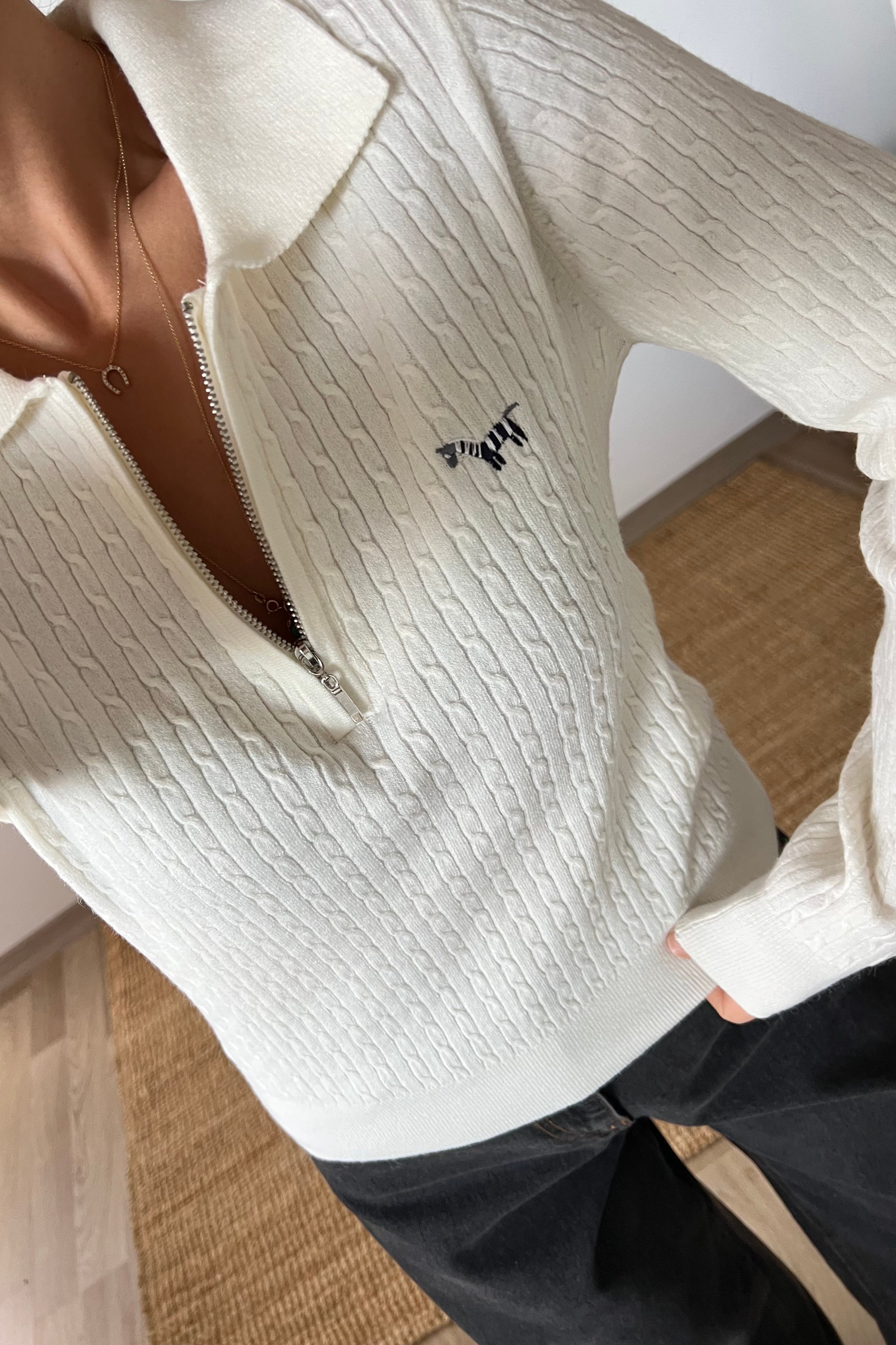 Ekru Zebra Nakışlı Yumuşak Dokulu Polo Yaka Triko uygun fiyatlarda www.butikhola.com adresinde