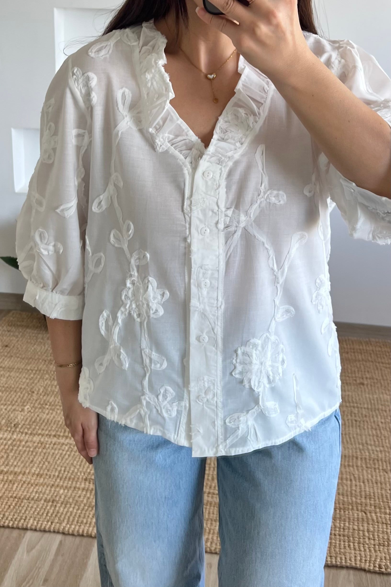 Fırfır Detaylı Çiçek İşlemeli Gömlek uygun fiyatlarda www.butikhola.com adresinde