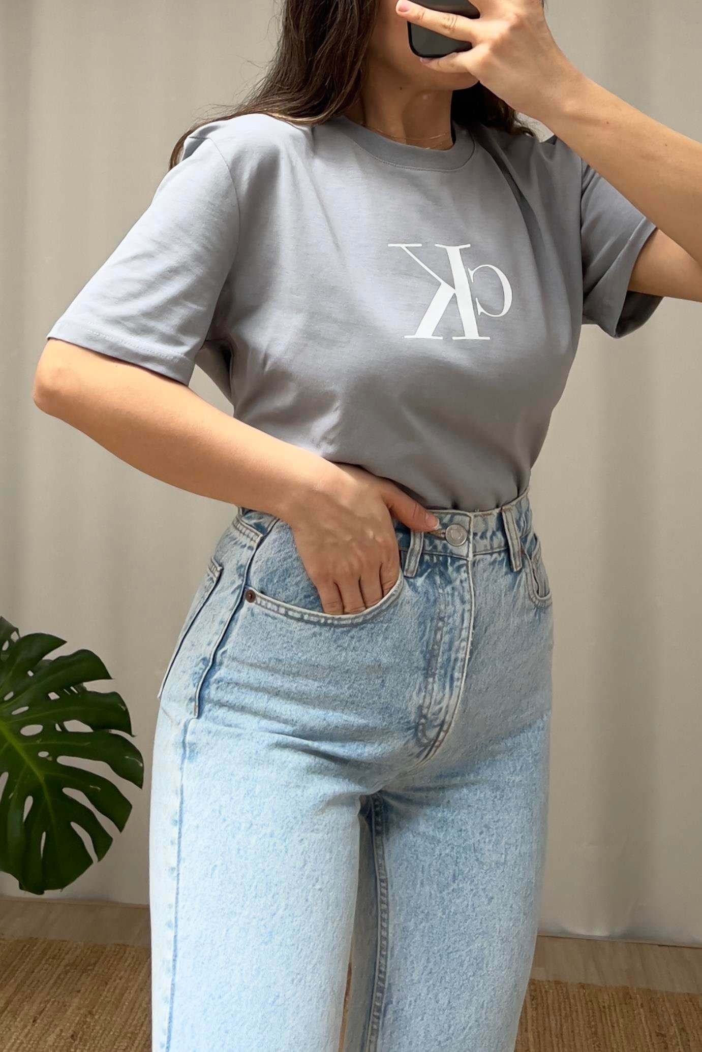 Gri Beyaz Logolu Oversize Tshirt uygun fiyatlarda www.butikhola.com adresinde
