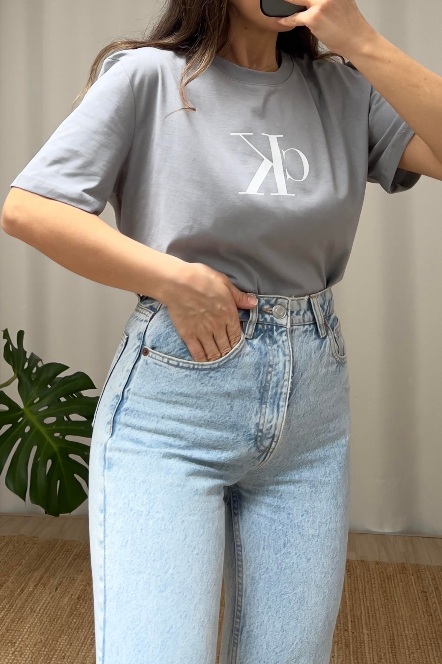 Gri Beyaz Logolu Oversize Tshirt uygun fiyatlarda www.butikhola.com adresinde