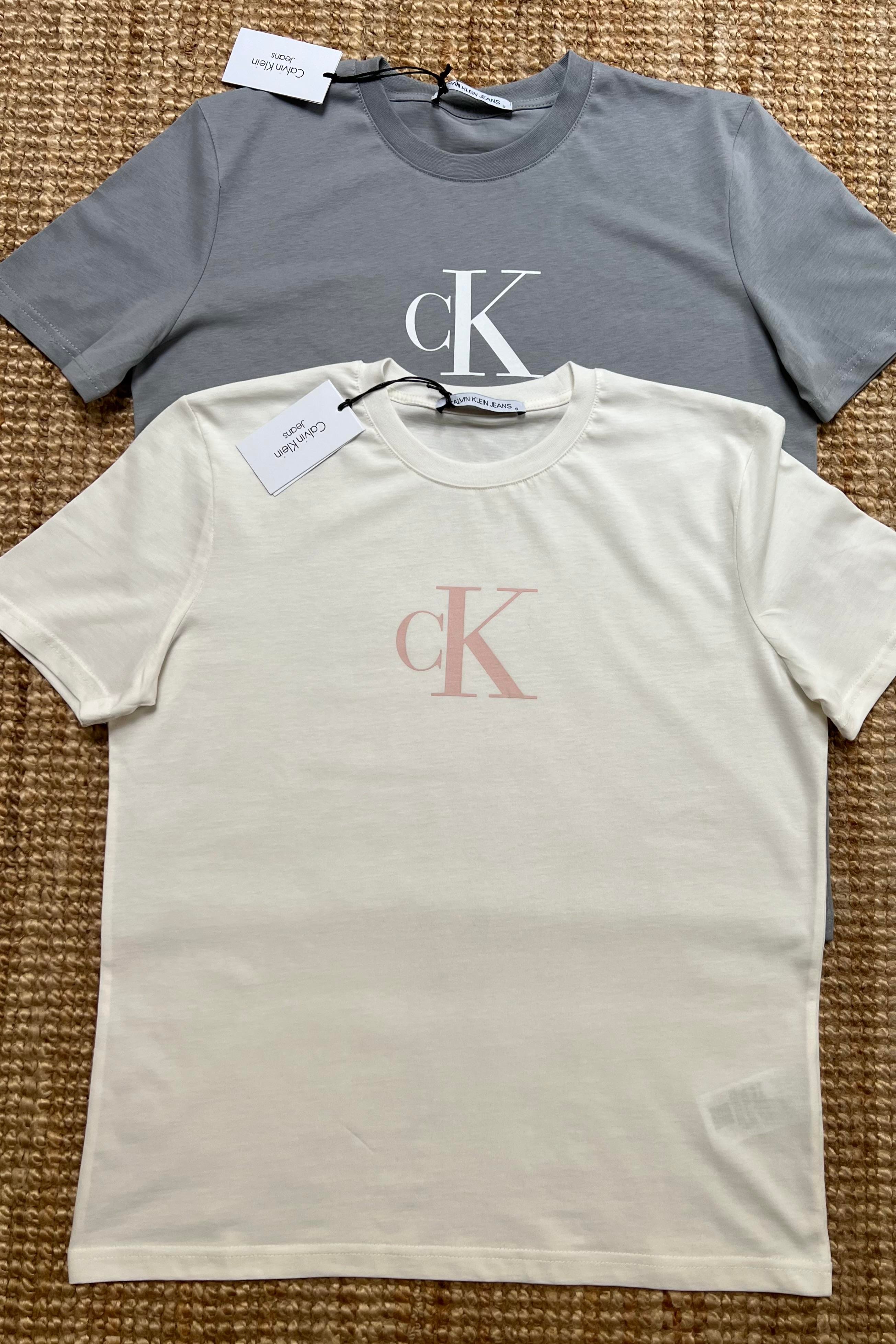 Gri Beyaz Logolu Oversize Tshirt uygun fiyatlarda www.butikhola.com adresinde