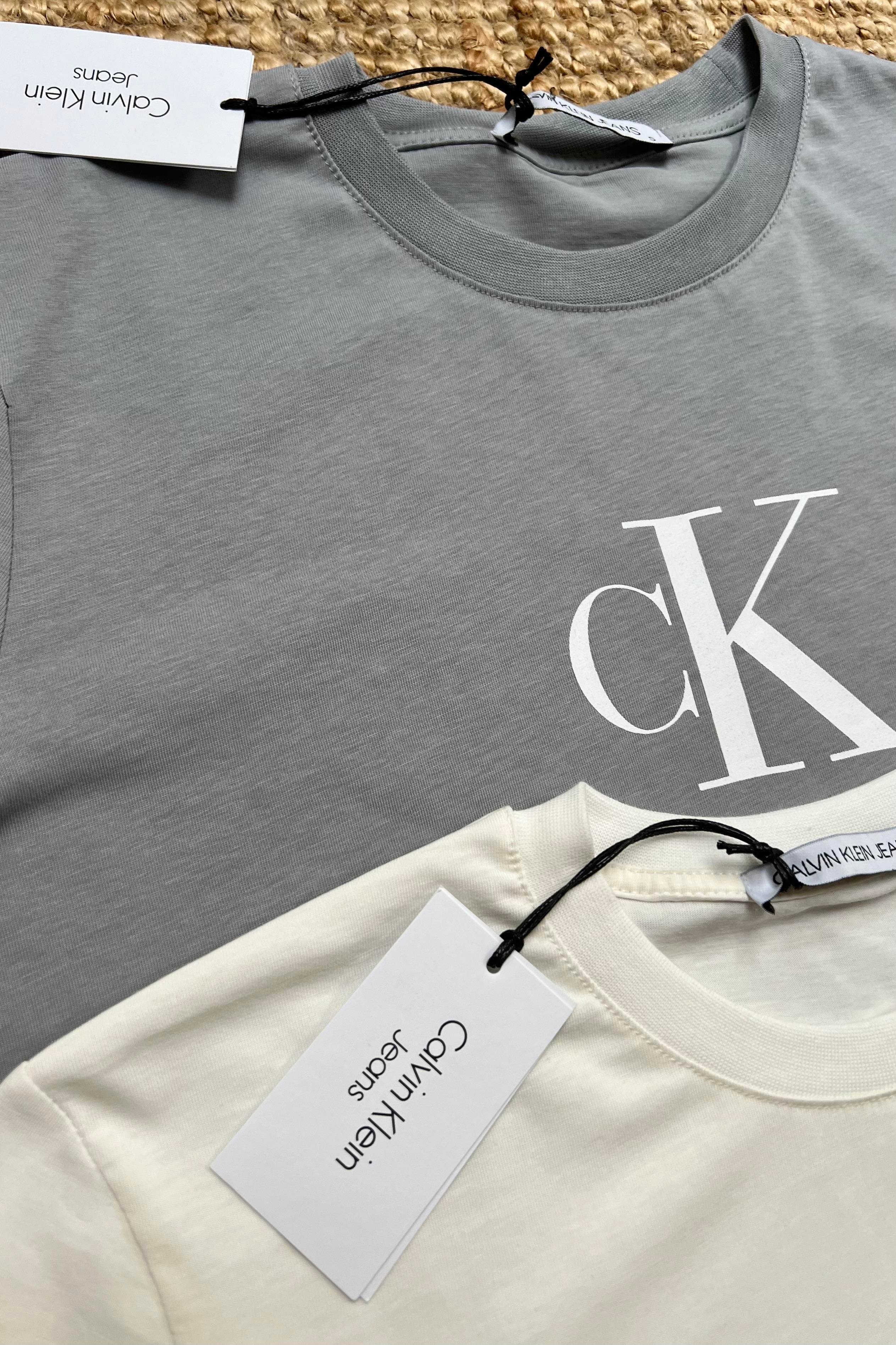 Gri Beyaz Logolu Oversize Tshirt uygun fiyatlarda www.butikhola.com adresinde