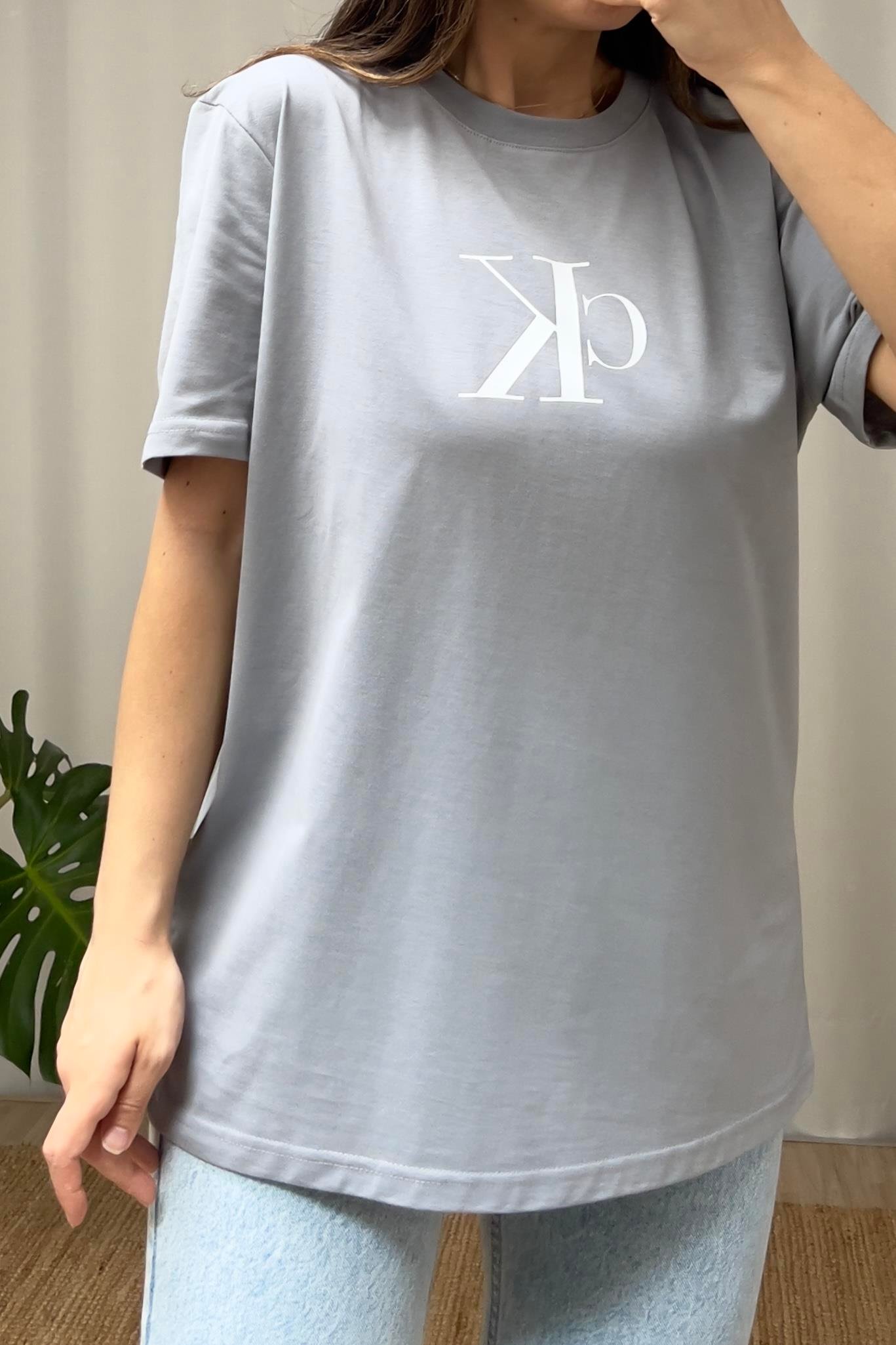 Gri Beyaz Logolu Oversize Tshirt uygun fiyatlarda www.butikhola.com adresinde