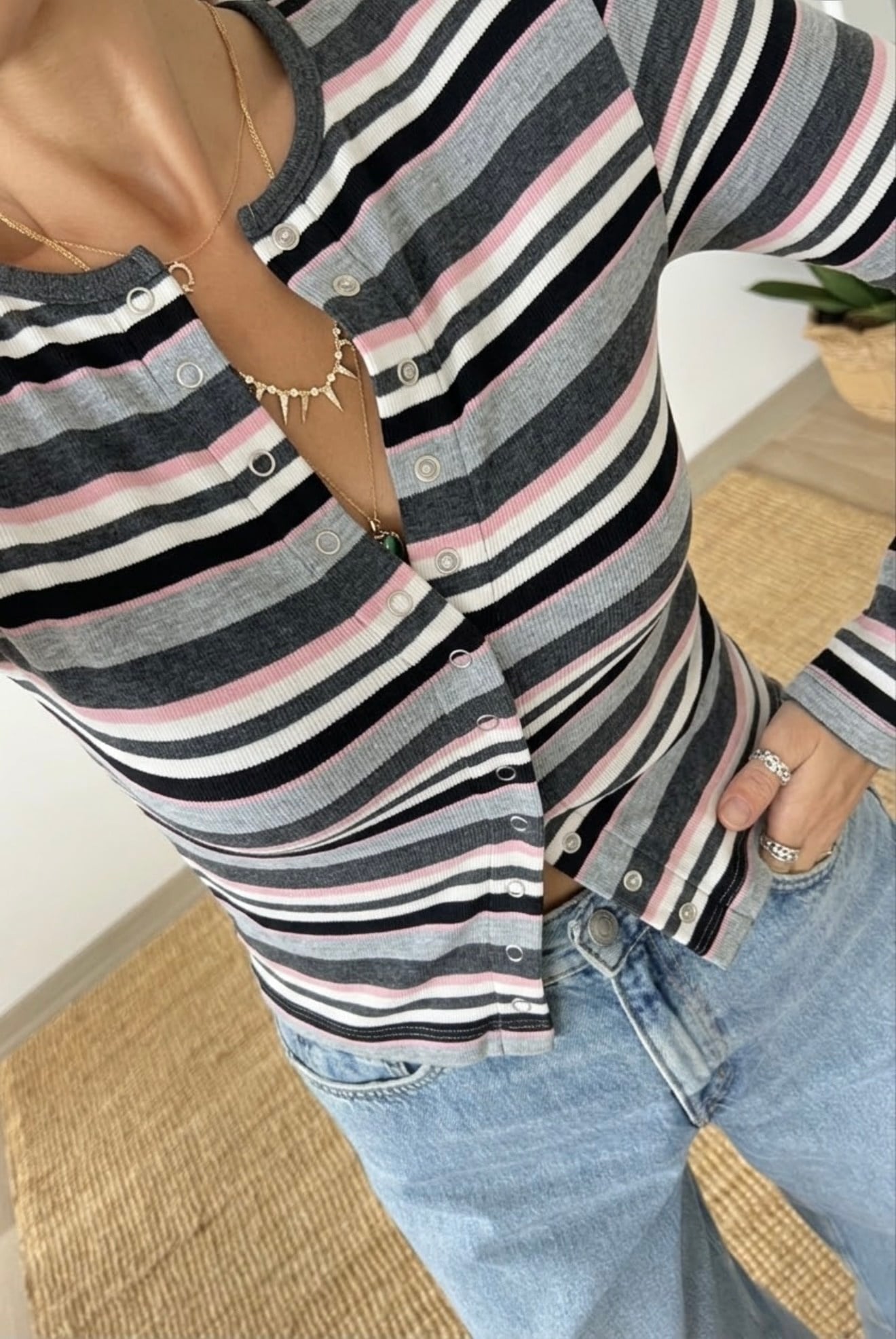 Gri Çizgili Çıtçıtlı Uzun Kollu Bluz uygun fiyatlarda www.butikhola.com adresinde