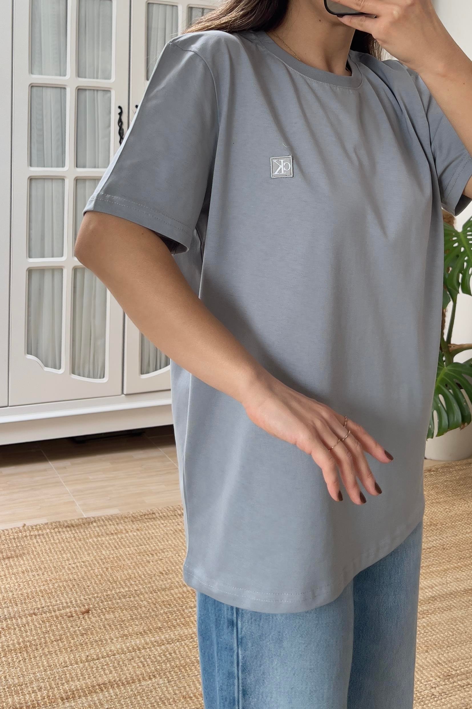 Gri Mini Logolu Oversize Tshirt uygun fiyatlarda www.butikhola.com adresinde
