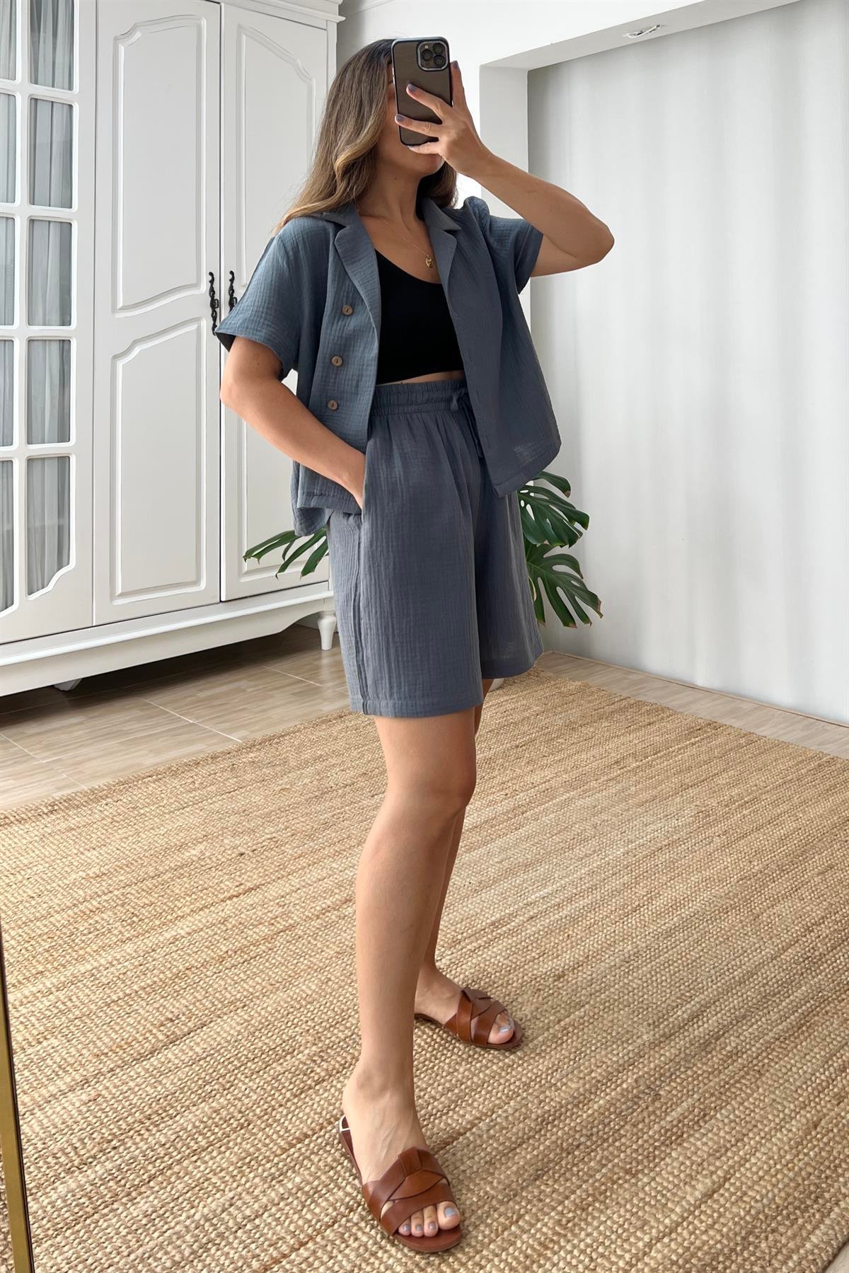 Gri Müslin Şehir Boy Şort Gömlek Takım uygun fiyatlarda www.butikhola.com adresinde