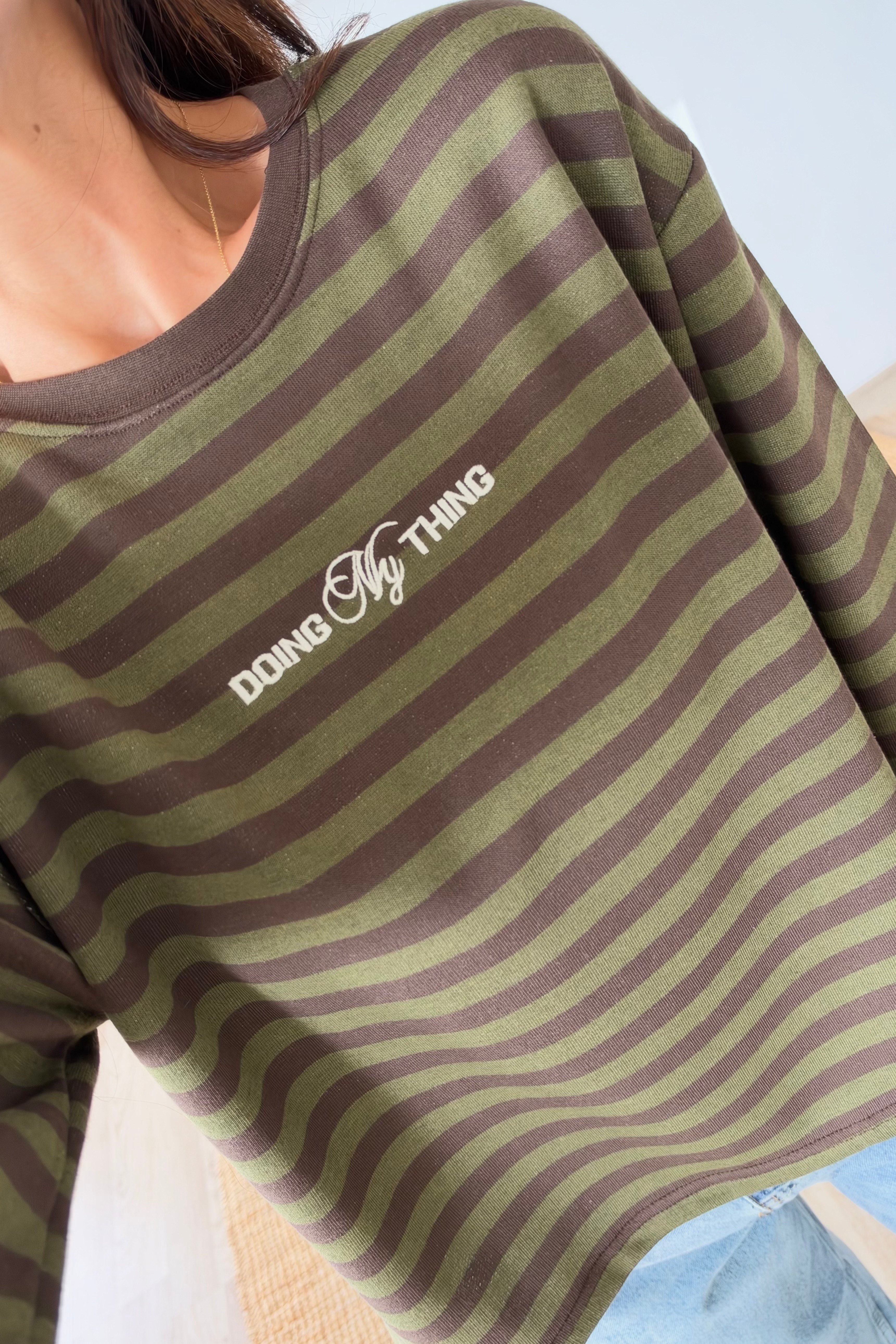 Haki Çizgili Nakış Detaylı Sweatshirt uygun fiyatlarda www.butikhola.com adresinde