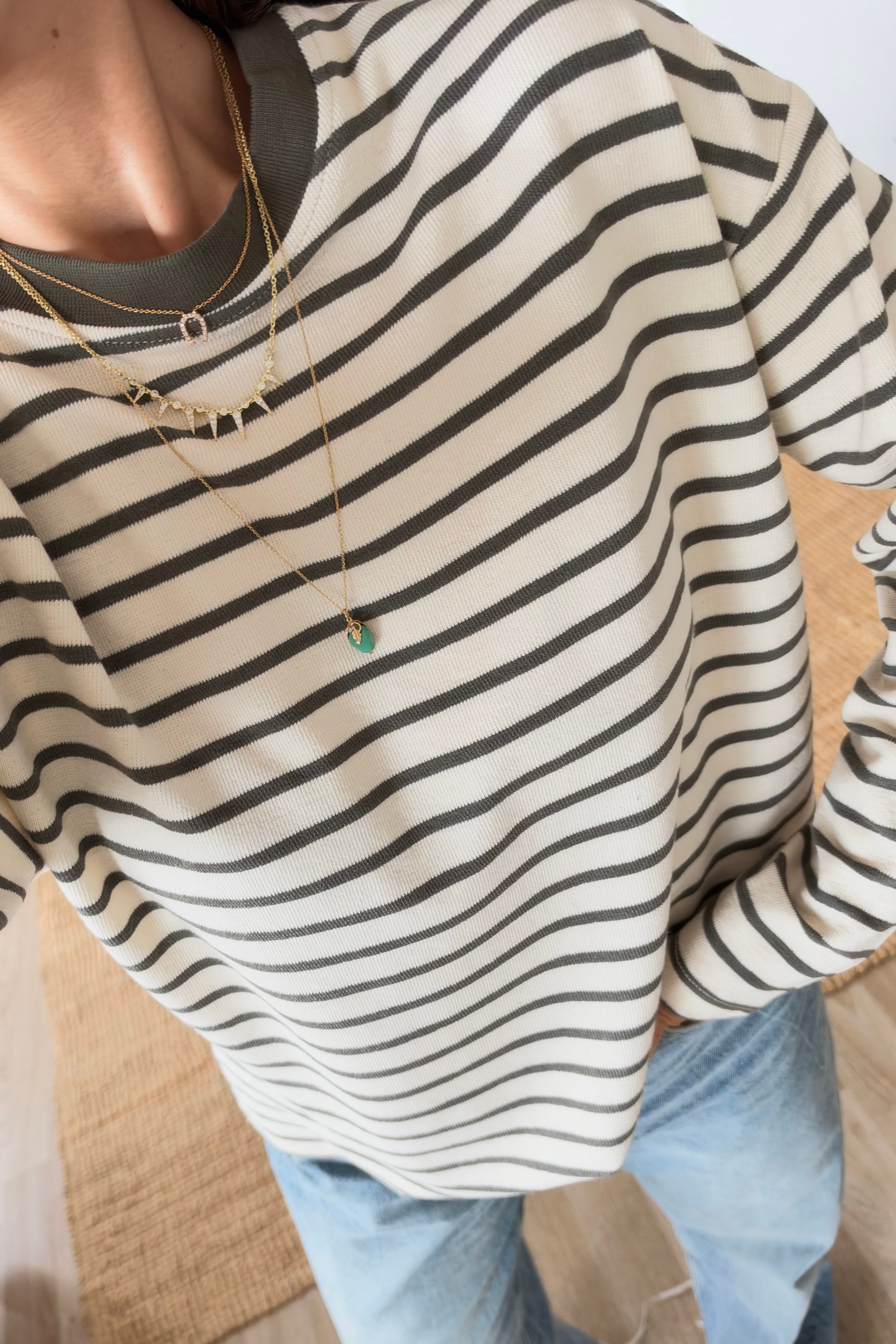 Haki Çizgili Yanı Yırtmaçlı Sweatshirt uygun fiyatlarda www.butikhola.com adresinde