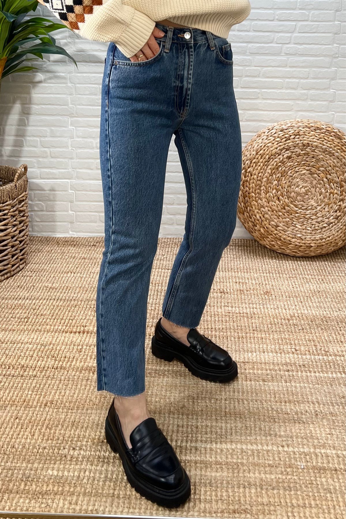 İndigo Yüksel Bel Kesik Paça Boyfit Jean  uygun fiyatlarda www.butikhola.com adresinde