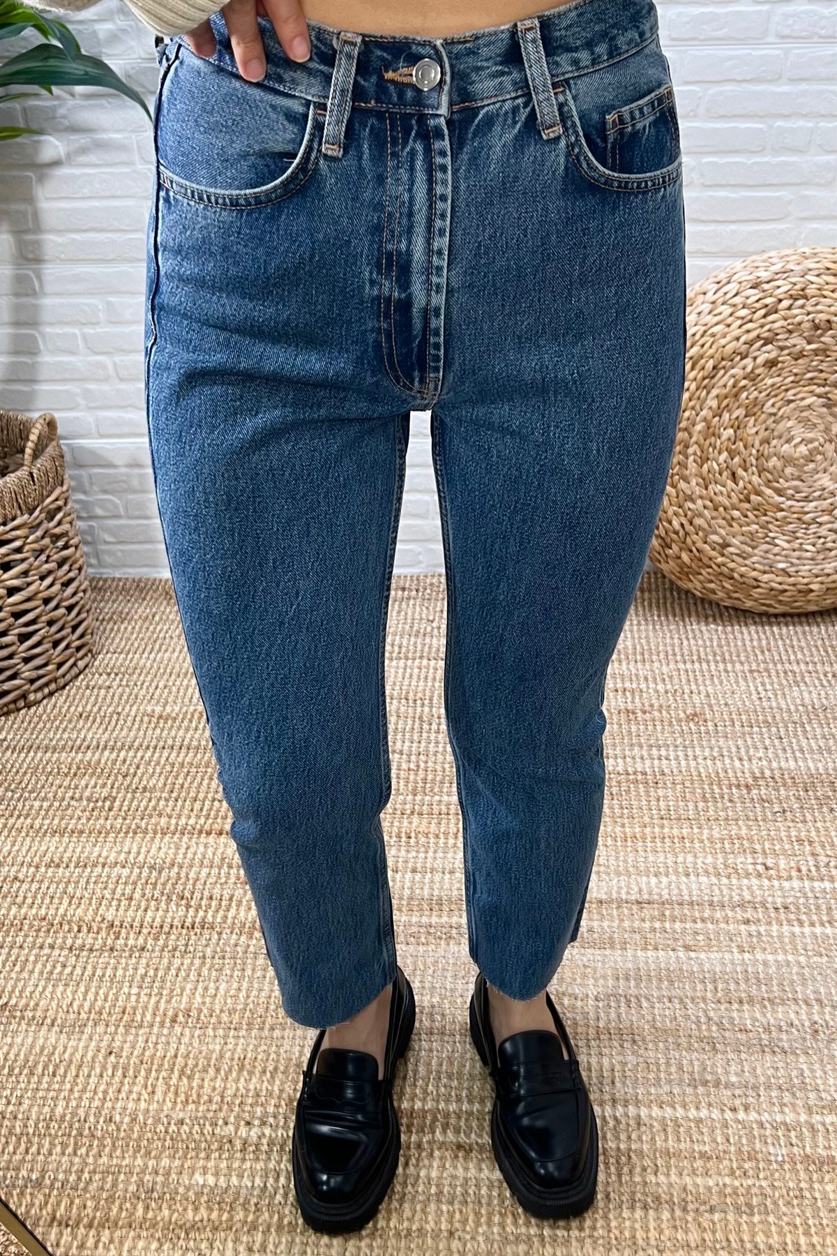 İndigo Yüksel Bel Kesik Paça Boyfit Jean  uygun fiyatlarda www.butikhola.com adresinde