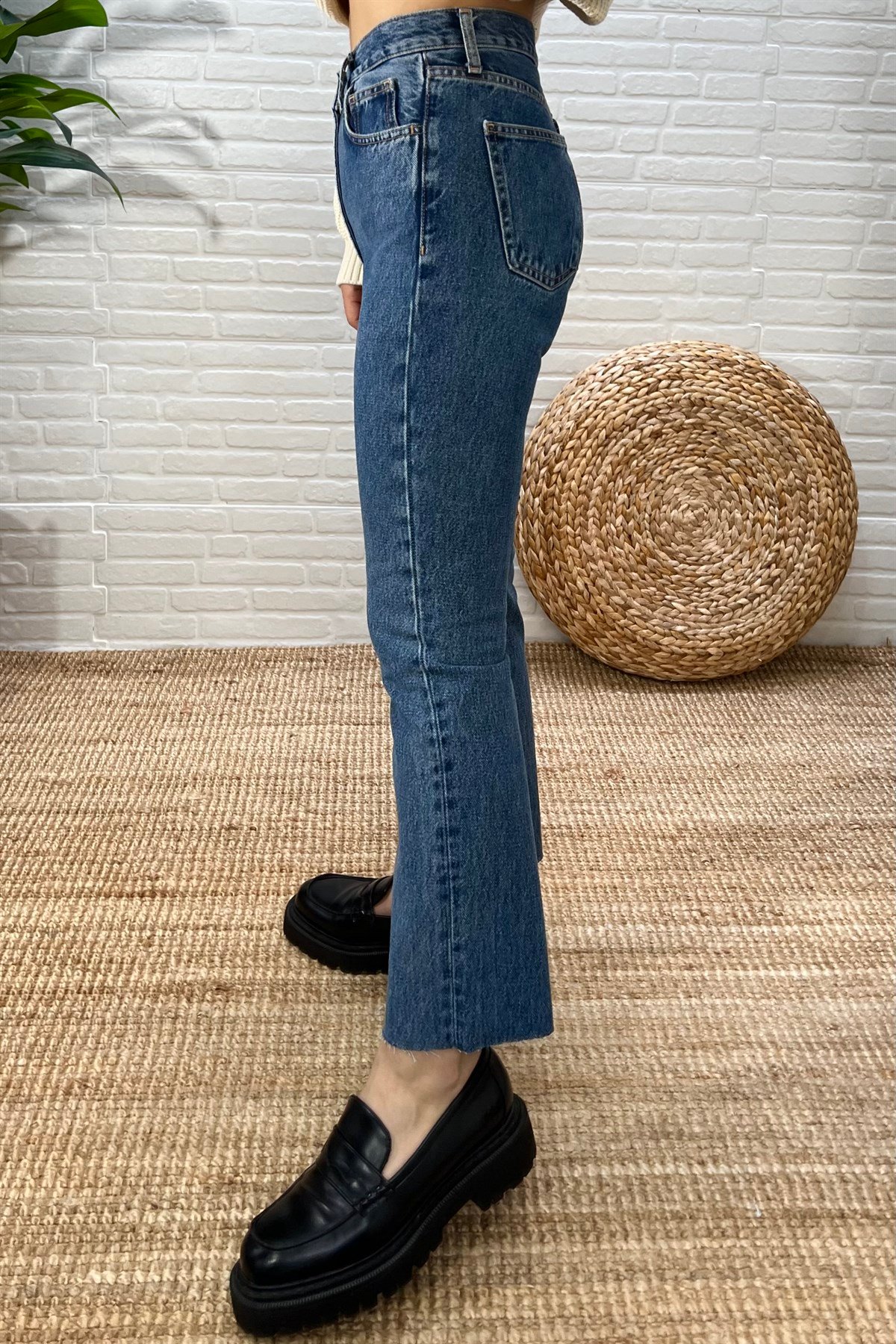 İndigo Yüksel Bel Kesik Paça Boyfit Jean  uygun fiyatlarda www.butikhola.com adresinde