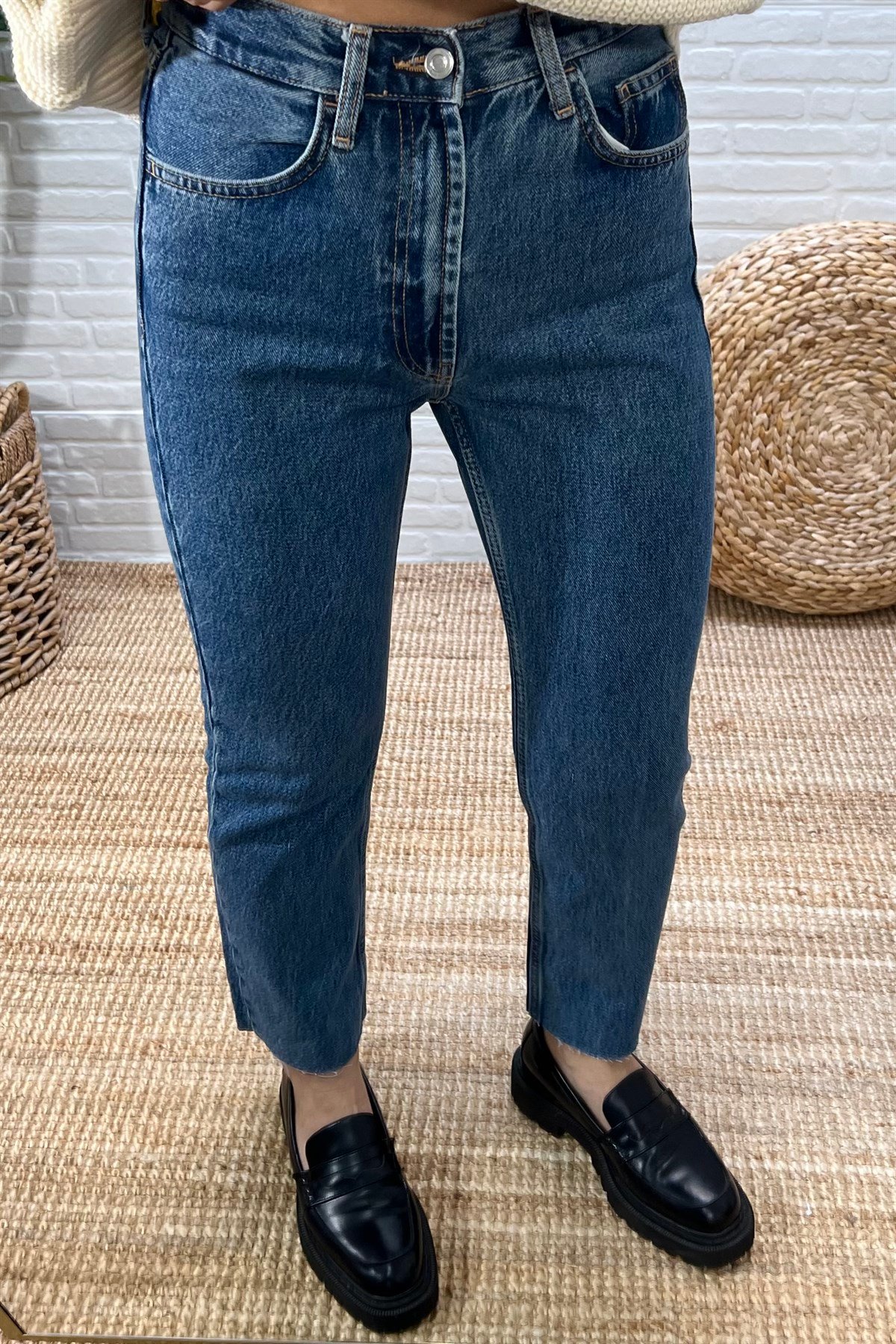 İndigo Yüksel Bel Kesik Paça Boyfit Jean  uygun fiyatlarda www.butikhola.com adresinde