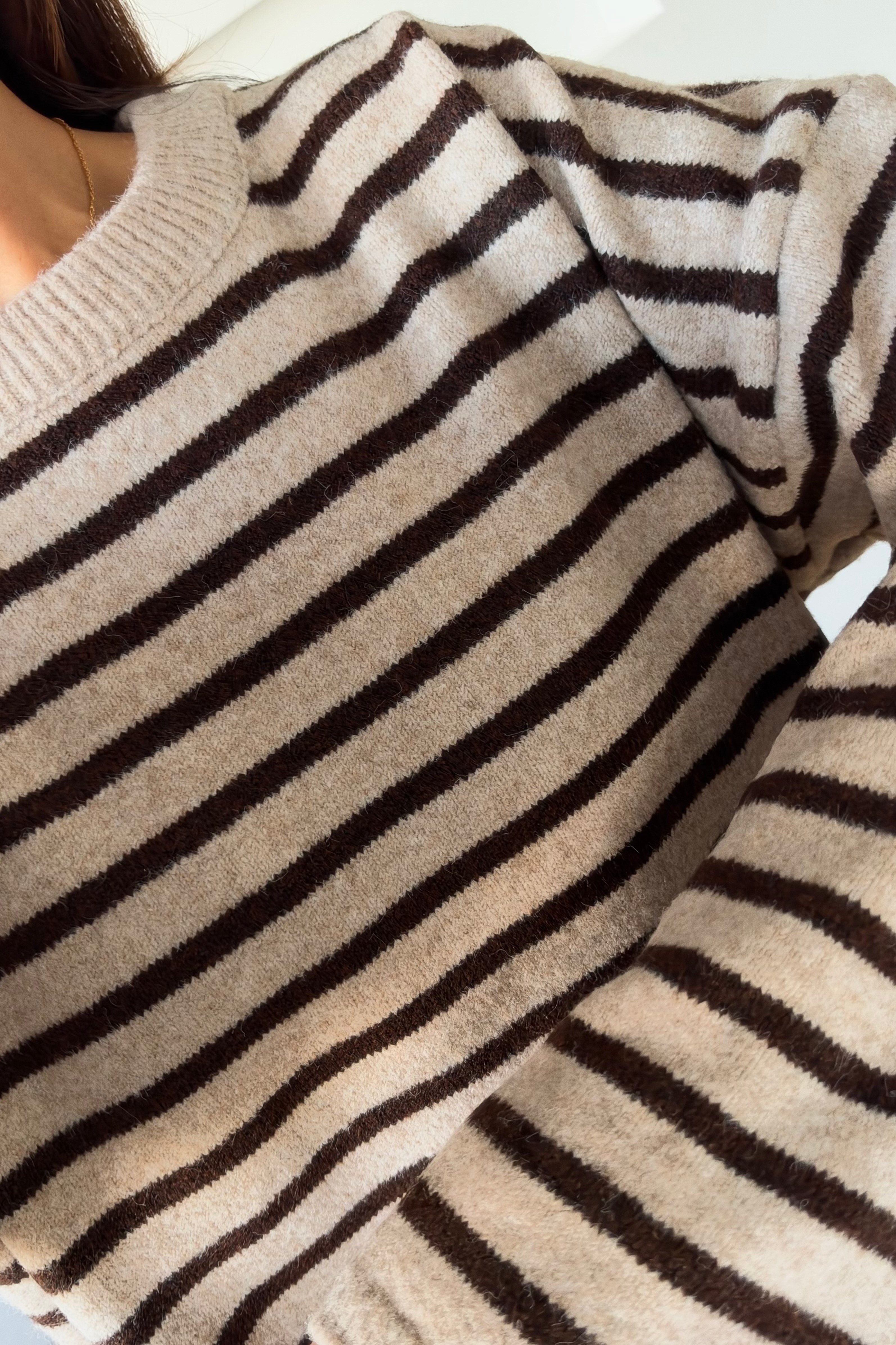 Kahve Bej Çizgili Geniş Kol Yumoş Kazak uygun fiyatlarda www.butikhola.com adresinde