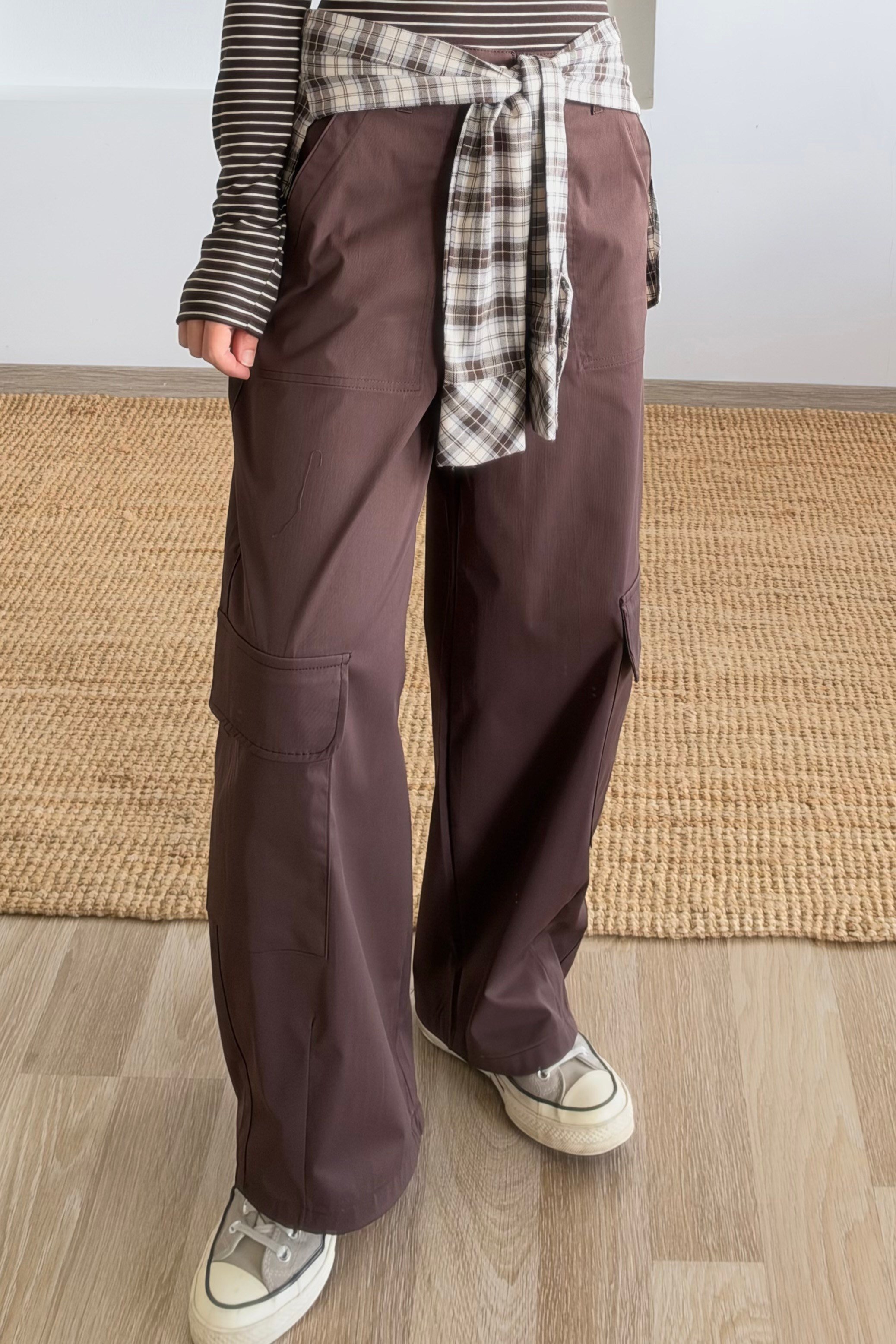 Kahverengi Çıkarılabilir Gömlek Detaylı Kargo Pantolon uygun fiyatlarda www.butikhola.com adresinde