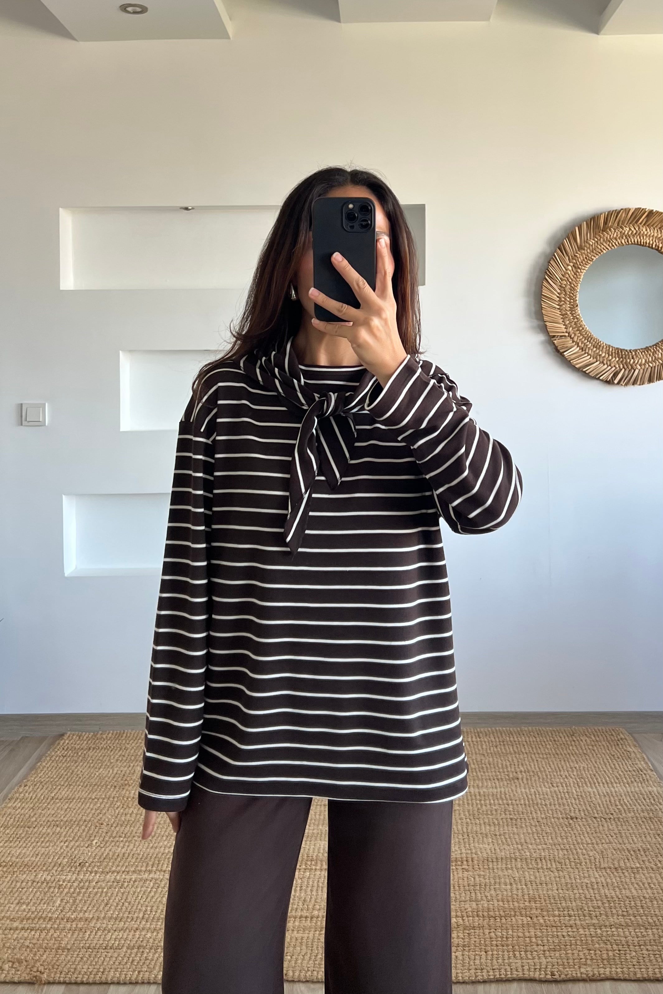 Kahverengi Çizgili Fular Detaylı İnce Sweat uygun fiyatlarda www.butikhola.com adresinde