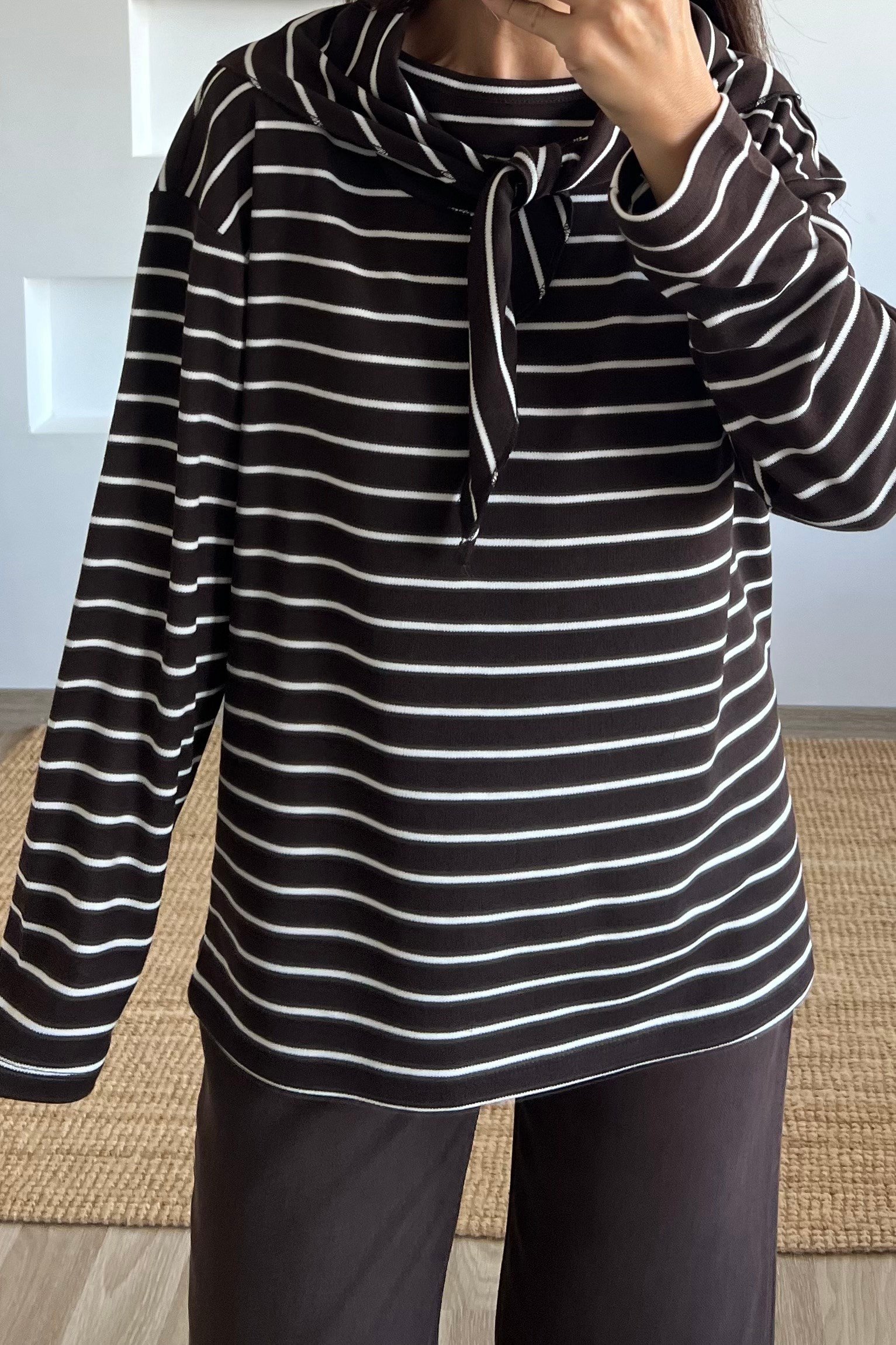 Kahverengi Çizgili Fular Detaylı İnce Sweat uygun fiyatlarda www.butikhola.com adresinde