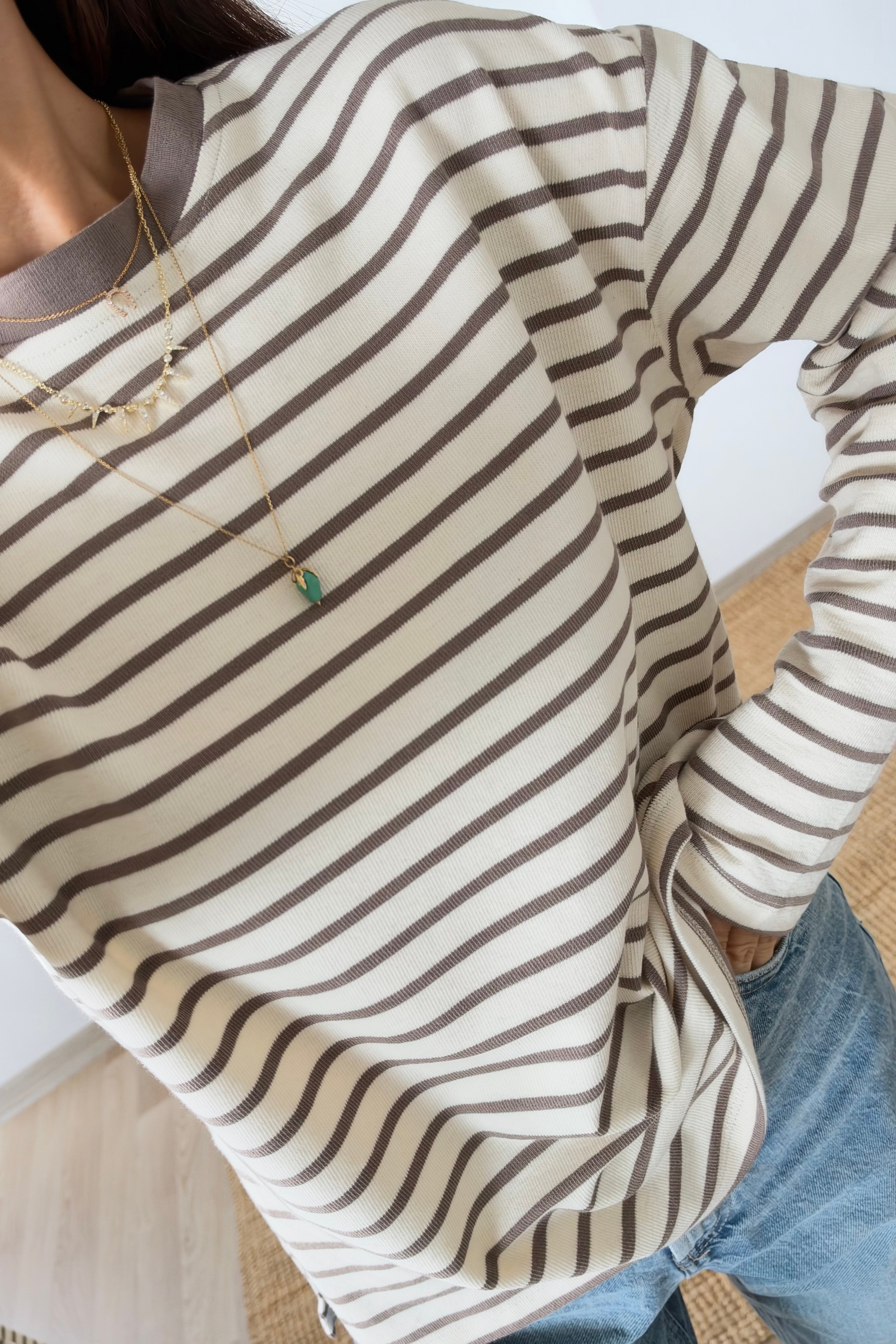 Kahverengi Çizgili Yanı Yırtmaçlı Sweatshirt uygun fiyatlarda www.butikhola.com adresinde