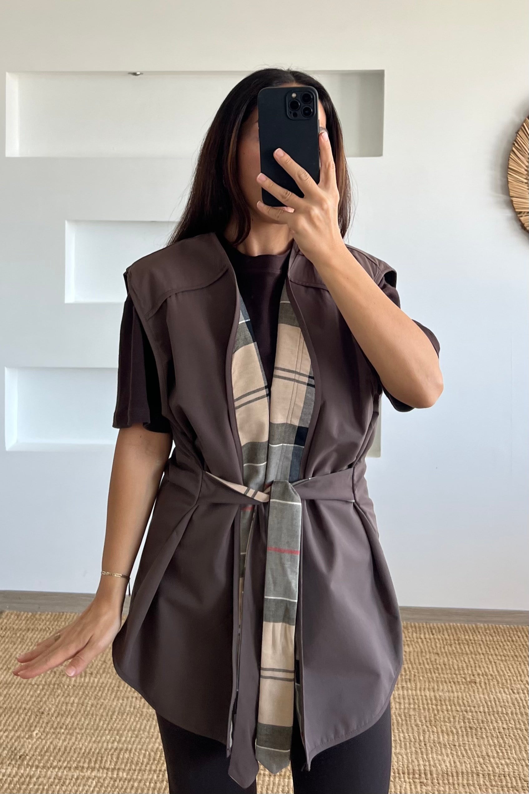Kahverengi İçi Ekoseli Trenç Yelek uygun fiyatlarda www.butikhola.com adresinde