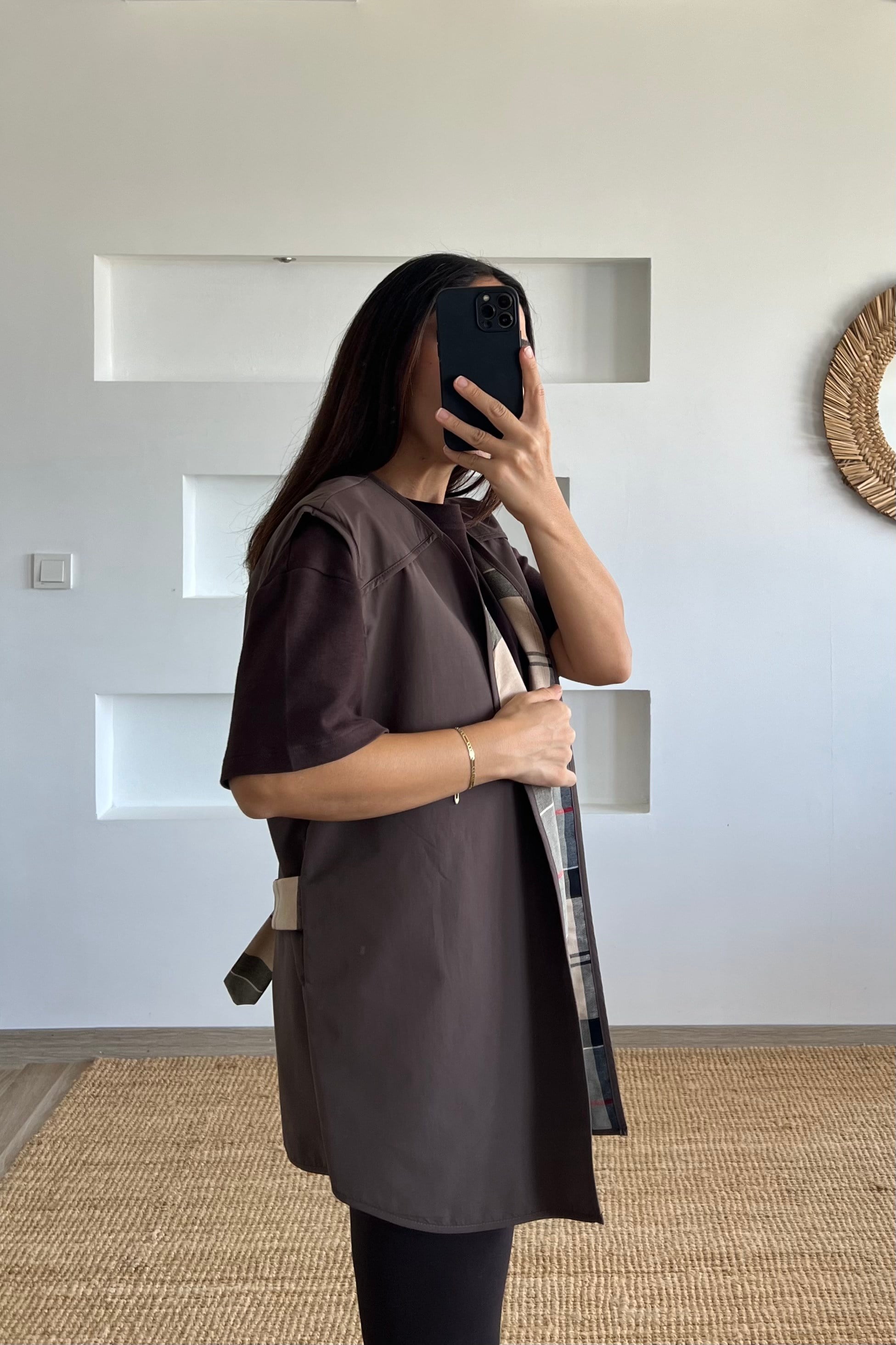 Kahverengi İçi Ekoseli Trenç Yelek uygun fiyatlarda www.butikhola.com adresinde