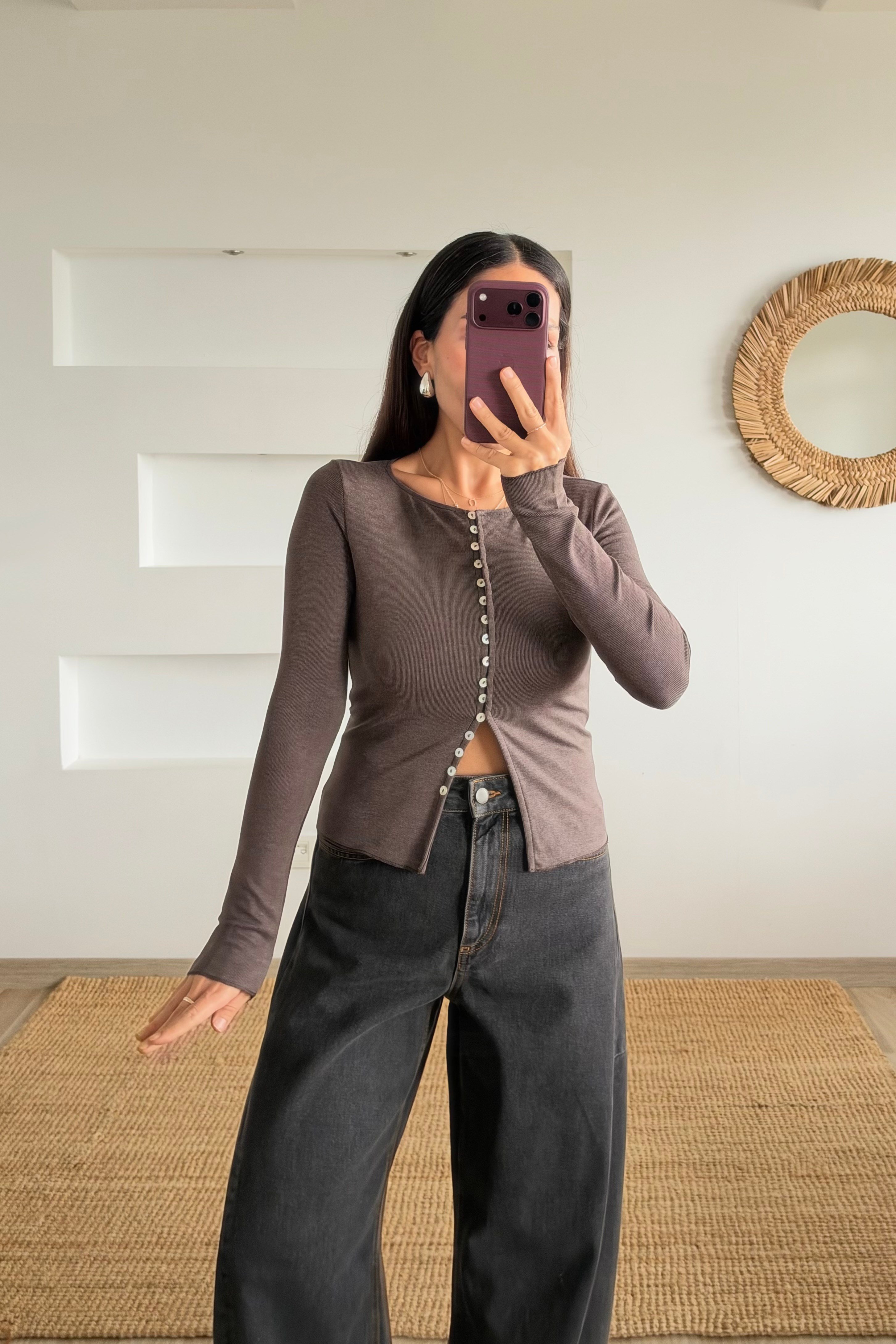 Kahverengi Yumuşak Dokulu Düğmeli Bluz uygun fiyatlarda www.butikhola.com adresinde