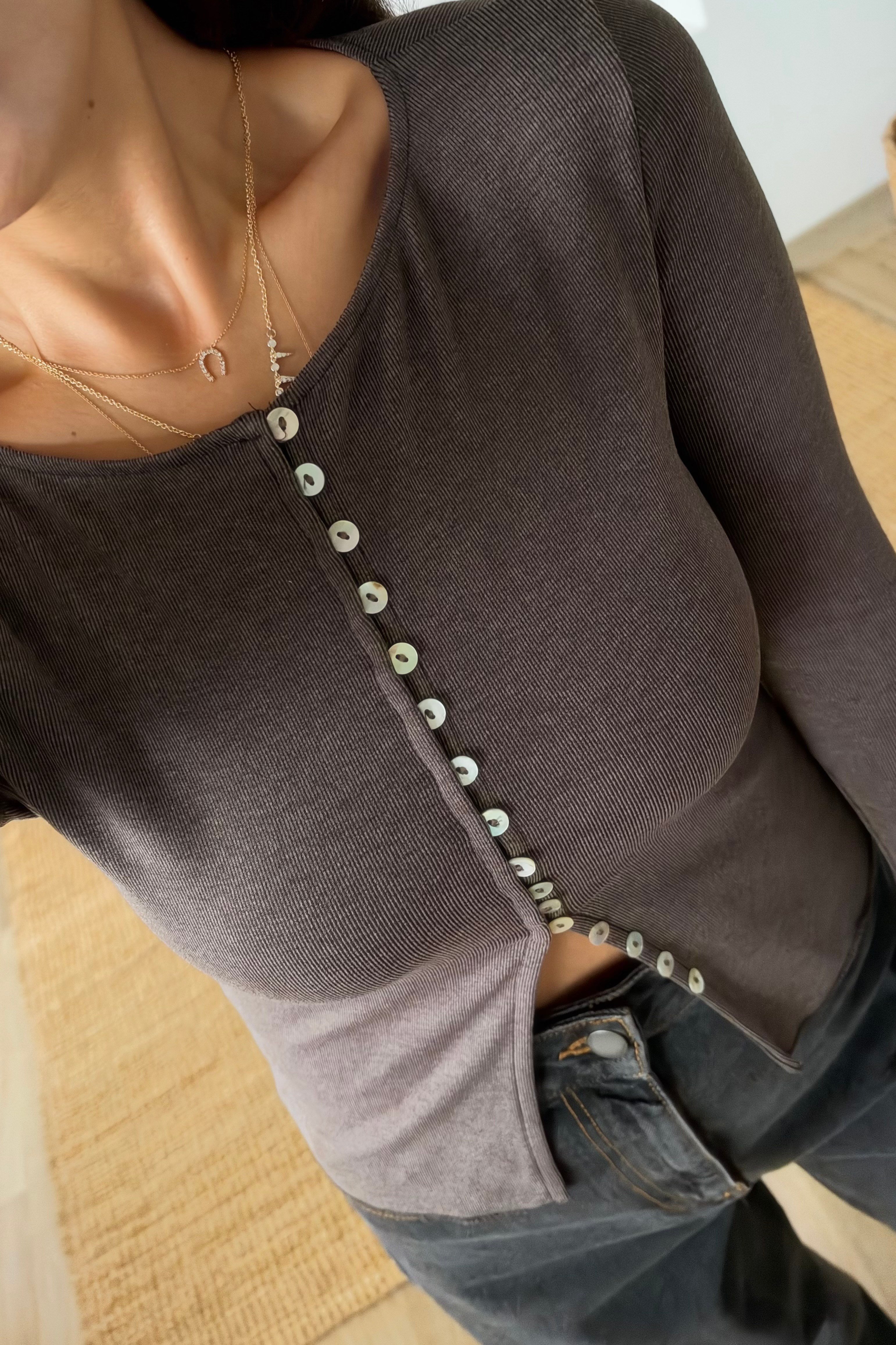 Kahverengi Yumuşak Dokulu Düğmeli Bluz uygun fiyatlarda www.butikhola.com adresinde