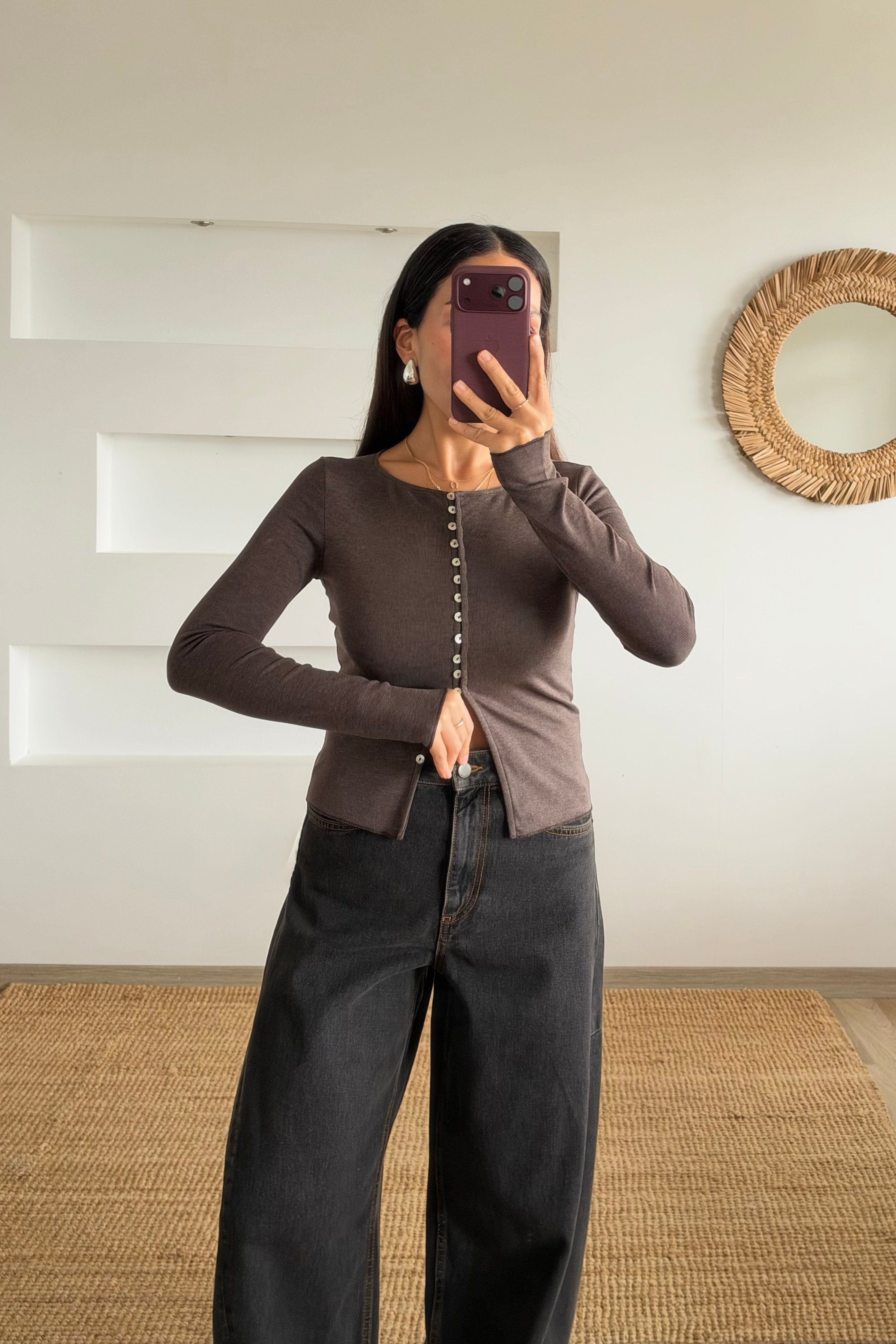 Kahverengi Yumuşak Dokulu Düğmeli Bluz uygun fiyatlarda www.butikhola.com adresinde