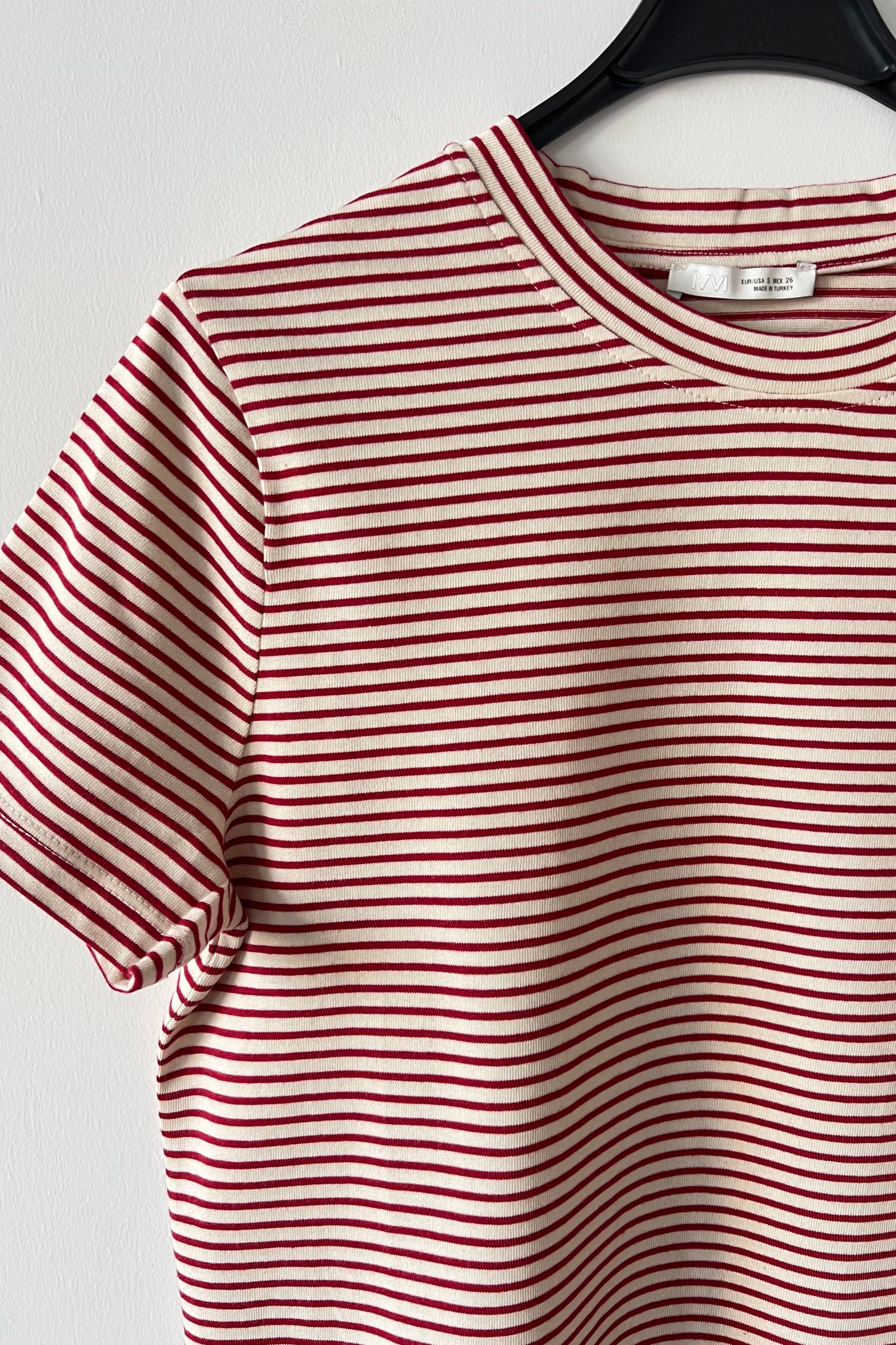 Kırmızı Beyaz Çizgili Basic Tshirt uygun fiyatlarda www.butikhola.com adresinde