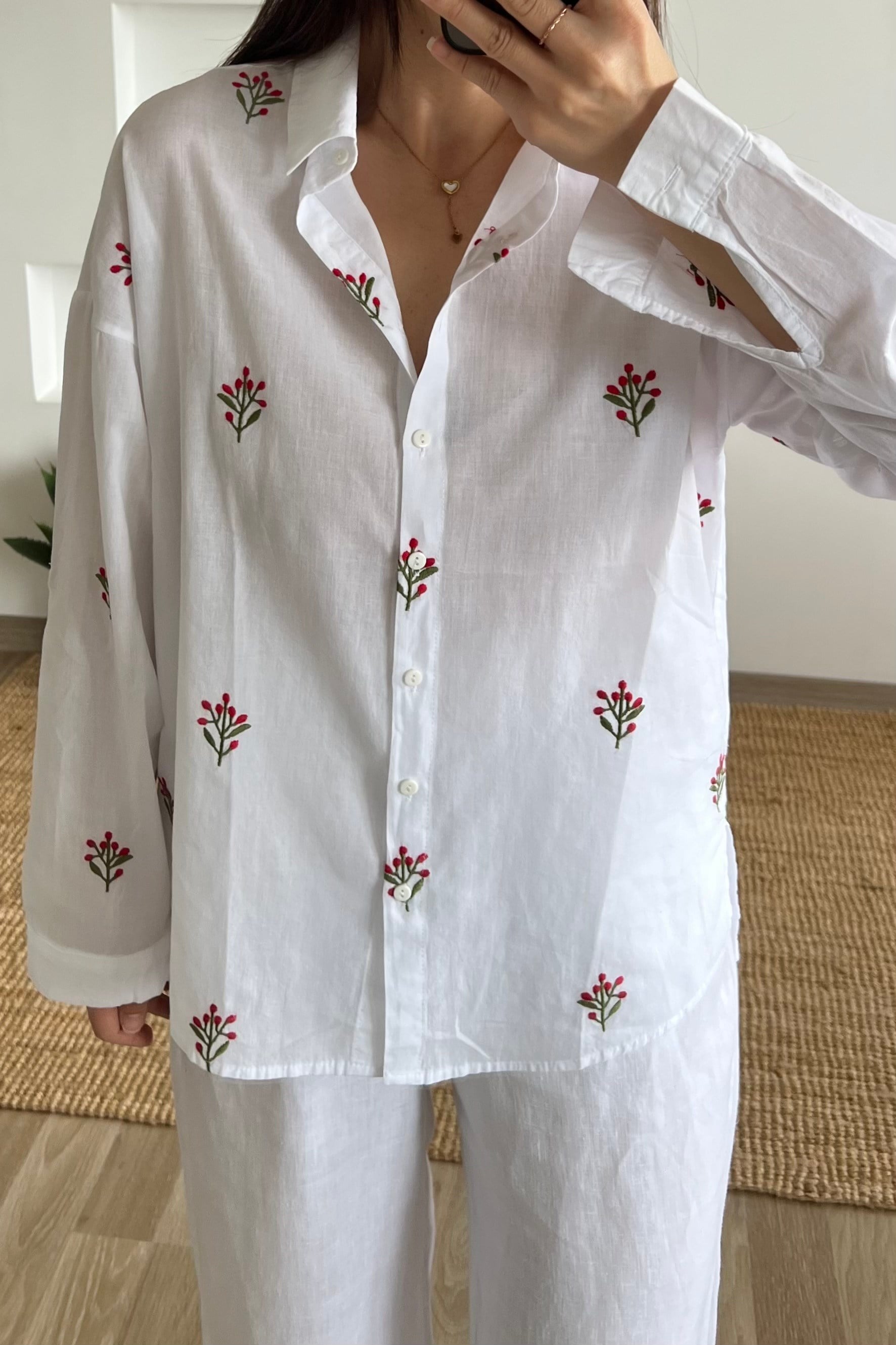 Kırmızı Çiçek Nakışlı Organik Pamuk Gömlek uygun fiyatlarda www.butikhola.com adresinde